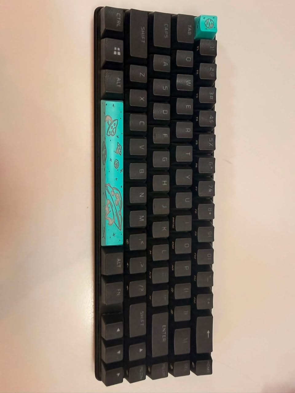 كيبورد من شركة Hyper x لون اسود green switch اوبن بوكس غراضها كامله وياها فول نضافه افحص قبل لتاخذ بيها انماط كلش هوايـه وبيها برنامج خاص تكدر تتحكم بالالوان وسرعة الاستجابه وبقية الاشياء وزن الكيبورد كلش ثكيل صوت السويتشات كلش حلوه ومابيها ازعاج سعره 40وعندي توصيل لجميع محافظات العراق للاستفسار واتساب ***********
