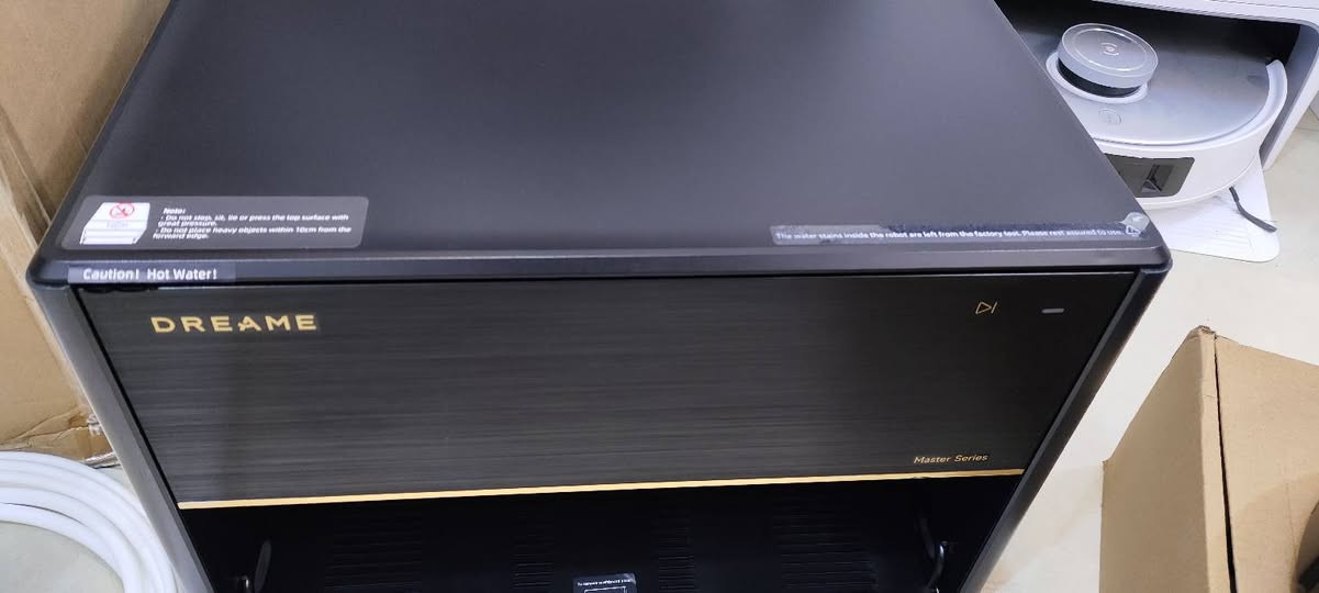 Dreame x40 ultra 
Master series 
بدون تدخل لليد
كنس و مسح بفرج دوارة
 تفريغ ذاتي للغبار مع فرجه وسطيه قاطعه للشعر بصورة تلقائية
غسل الوصل وتنشيفه بماء حار وبهواء حار  
ترس مي بصوره تلقائية لخزان الماء النظيف وتفريغ خزان الماء الوسخ بصوره تلقائية 
وكذلك رفع الوصل اوتماتيكي عن السجاد وامكانية ترك وصل المسح في المحطه تلقائيا
تنظيف تلقائي للمحطه في اماكن وصل المسح
خروج لفرجة المسح لامكانيه الوصول للزوايه ومسحها بصورة افضل
خروج للفرجة الجانبية لكنس الزوايا بصوره افضل مع امكانية رفعها على السجاد
رفع الفرجه الوسطيه بصوره تلقائيه أثناء المسح 
كامره فيديو مع ذكاء اصطناعي في الكنس والمسح والعوده للاماكن الوسخه بصورة تلقائية
خرائط متعددة للمنزل لعدة طوابق
تجاوز عوائق بصورة ممتازه جدا
 مع تطبيق دريمي الممتاز
قوه شفط عالية جدا 12000 باسكال ومستويات متعدده للكنس والمسح
وبعد مواصفات هواي ماذاكرها 

 قطعه واحده فقط سعر عالخاص


**إذا كنت صاحب هذا الإعلان وتريد حذفه لأي سبب، رجاءا أرسل رسالة إلى الدعم الفني**