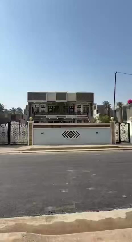 🏠 إعلان عقاري | مكتب أبو أيهم السلطاني
للسكن العائلي أو الاستثمار التجاري - دار نظيفة جداً وجاهزة للإشغال
يعلن مكتب أبو أيهم السلطاني عن توفر دار بمواصفات ممتازة ومساحة واسعة في منطقة الدورة، مجهزة للسكن أو العمل التجاري فوراً.
📍 موقع العقار (الدورة):
الدورة - شارع الملة - مقابل مدخل الشرطة - قرب شارع المصافي.
📐 تفاصيل العقار:
• المساحة الكلية: 500 متر مربع.
• التقسيم: يحتوي الدار على 4 وحدات سكنية مستقلة تماماً.
• مساحة كل وحدة: 130 متر مربع.
📋 مكونات كل وحدة سكنية:
• غرفتين نوم.
• صالة واسعة.
• مطبخ.
• خدمات صحية متكاملة.
✨ مميزات العقار:
• حالة الدار: نظيفة جداً وبناء ممتاز.
• نوع الإيجار: متاح للإيجار (سكني أو تجاري) حسب الرغبة.
• الموقع: حيوي جداً وقريب من المداخل والخدمات.
📍 موقع المكتب:
السيدية - شارع الضباط
📞 للاستفسار والتواصل:
مصطفى العبيدي
***********
