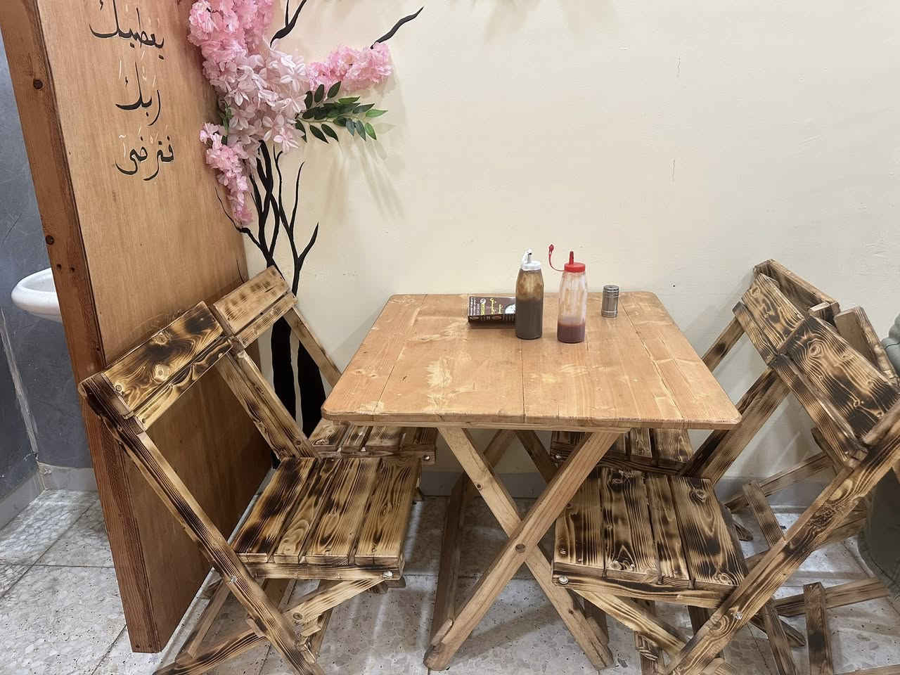 ميز عدد ٣ مع ٤ كراسي لكل ميز سعر الميز الواحد مع الكراسي 65 الف / يصير الحجم 80ب80. تواصلوا خاص او ع الرقم *********** مستعجل على البيع كلش ونوعية خشب زينة
