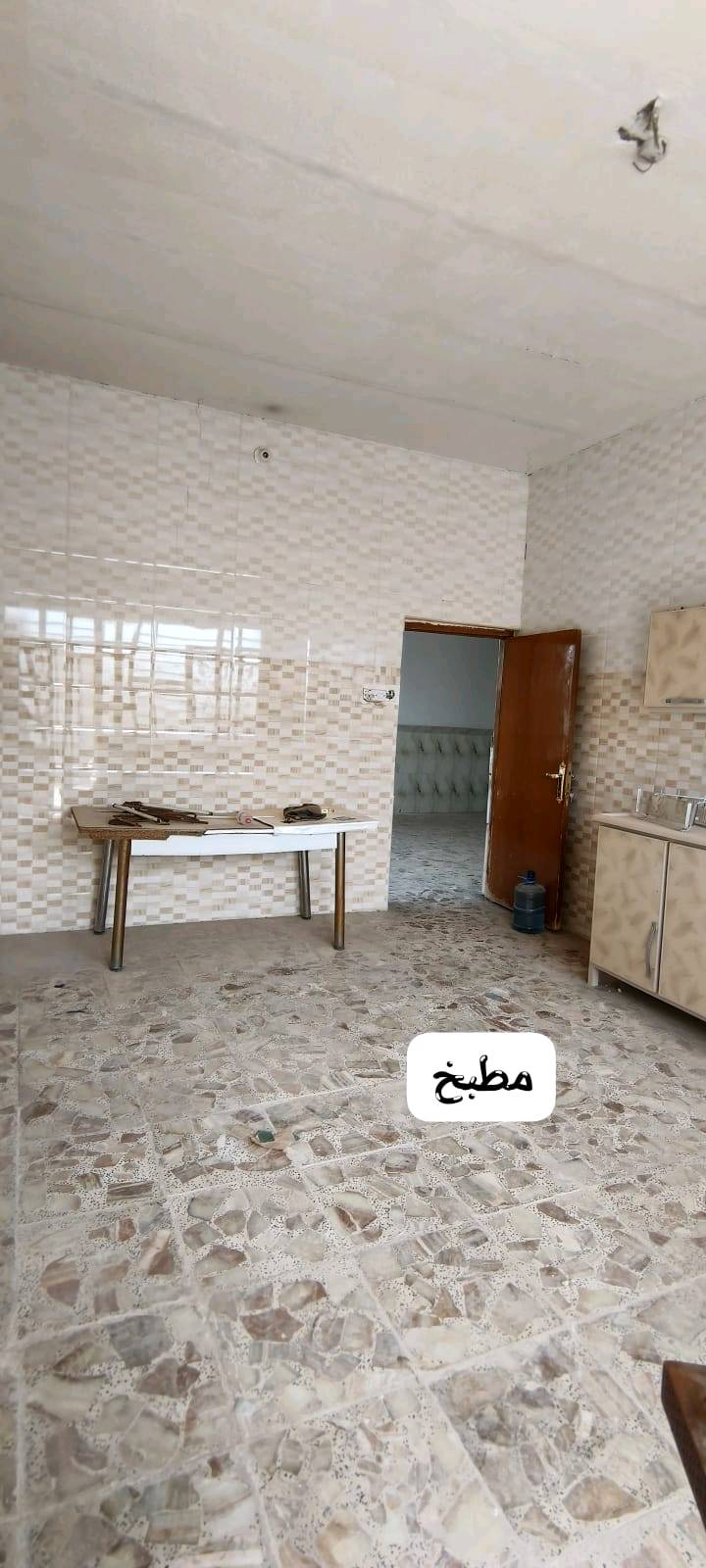 السلام عليكم دار بشارع المطار القديم مقابيل انشائية ابن الدباغ 
المساحة 150م
ثلاث غرف +صالتين +استقبال +2 صحيات +المطبخ سيراميك +الصاله سيراميك 
الصور +استفسار على الواتس اب ***********