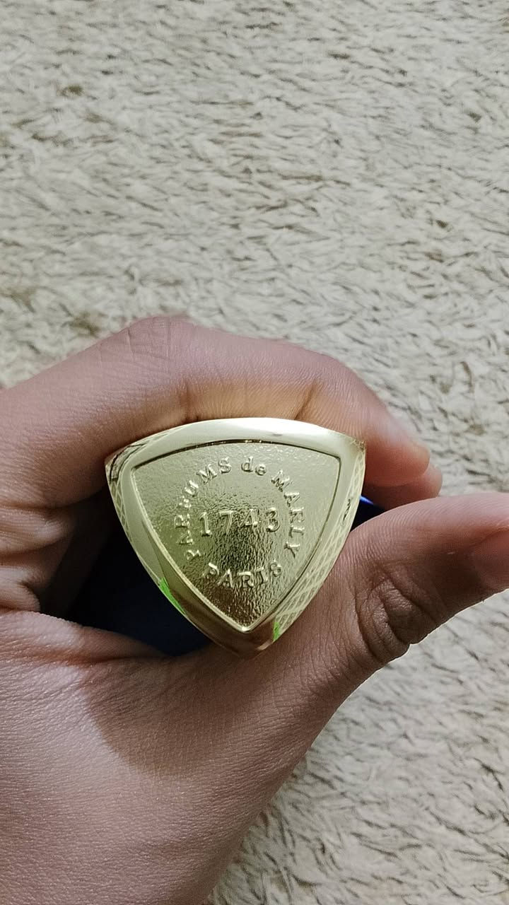 للبيع – عطر Parfums de Marly Layton Exclusif
عطر أصلي 100% من Parfums de Marly (باريس)
الحجم: 125 مل
الحالة: 90% شبه جديد
رائحة فاخرة، ثبات وفوحان عالي
مناسب للشتاء والمناسبات
السعر: بالخاص للشراي 
قابل للتفاوض للجاد
تواصل واتساب :***********
