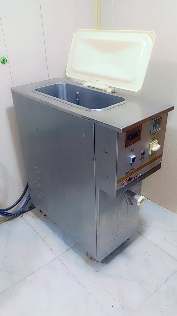 السلام عليكم مكينة بسترة ايطالية نضام شلال اخت الجديدة نظيفة جداً للبيع السعر مناسب للاستفسار 
*********** واتساب فقط
