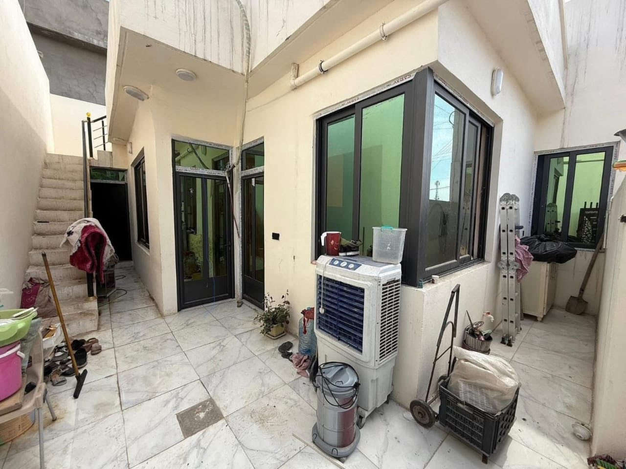 دار للبيع 100 مربع طابق واحد بناء حديث يحتوي على غرفتين نوم طابو ملك صرف في منطقة القادسية الثانيه قرب الاستخبارات خلف التجاري 
***********
