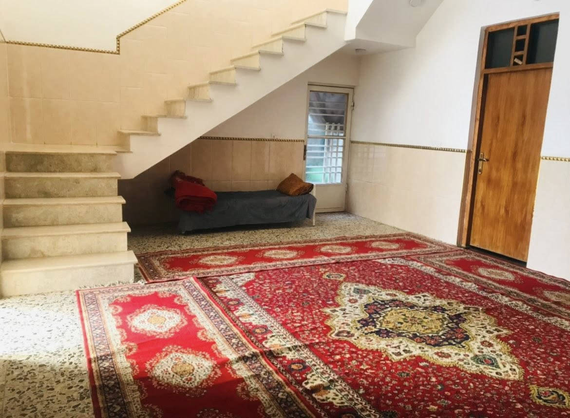 السلام عليكم...للبيع ...نصف دونم مع بيتين  كل بيت ٢٠٠متر زراعي عقد ٢٥ يتكون كل بيت غرفتين ٥×٤  مع صاله ٧×٥ مع مطبخ ٥×٥  مع صحيات داخليه مع استقبال ٧×٥  العنوان بغداد طريق حي النصر السياحي قرب بانزين خانة الجواهري نهاية الشارع بقرب السده للاستفسار الاتصال على الرقم ***********
