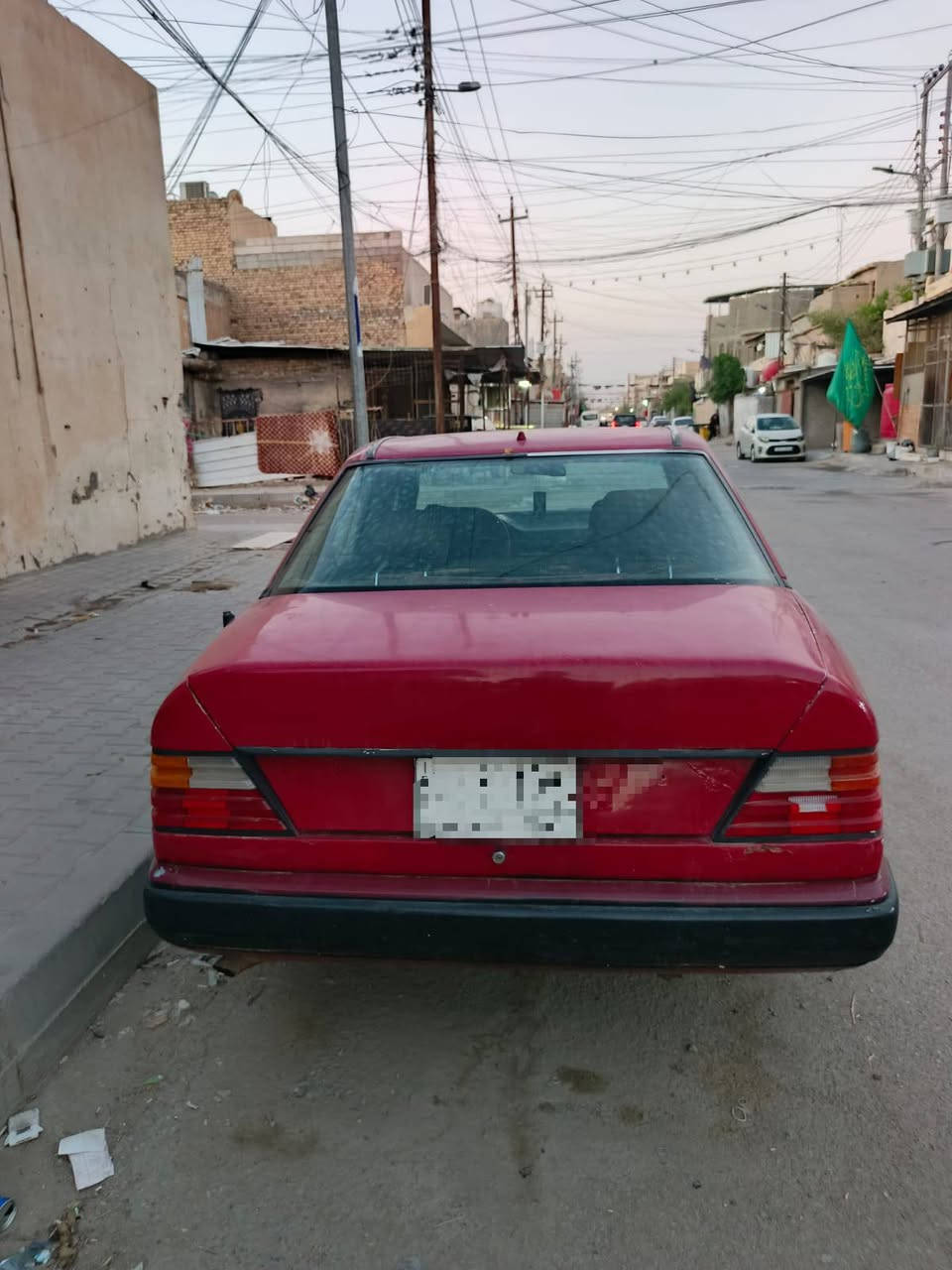 السلام عليكم 
مارسدس لون احمر معمرة ومصبوغة جمالية رقم كربلاء خصوصي وسنويه مامنتهية محرك وكير زينات مكاني بصره السعر 22وبيه مجال تخم دايرات باتري المحرك محور 2ونص جديد رقمي *********** على العلم تحويل ثاني يوم البصرة, العراق
