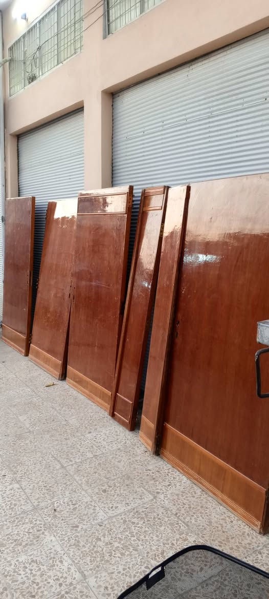 السلام عليكم ابواب للبيع اربع ابواب تك صفاكا واثنين صفاكا وربع موصل الصناعه القديمه رقم الهاتف ***********
