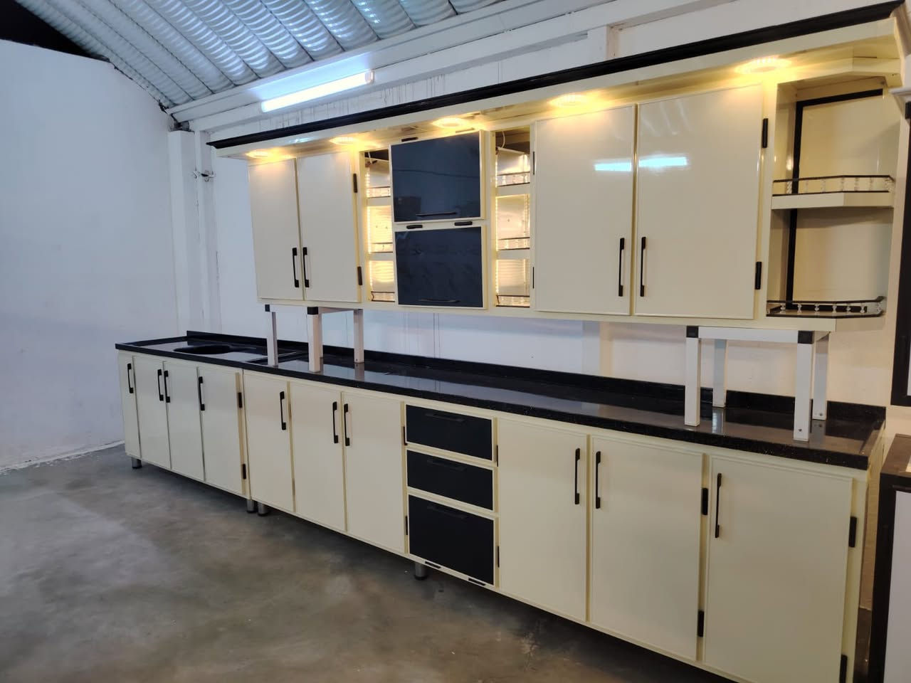 #كاونتر للبيع او مراوس جديد تزكام تركي
يوجد خدمه توصيل 🚚 

#القياس ثلاث مترات ارضي ومعلق والسنك متر ونص مرمر گله  السعرخاص باقي التفاصيل ع الرقم ***********
