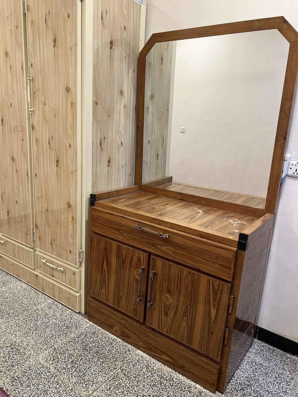 سلام عليكم كنتور الامنيوم لون كريمي مثل ما موضح بل صور + ميز لون صاجي مثل ما موضح بل صور نضيفات اخو الجديد مقطع تركي السعر ٤٠٠ الف ثنينهن مكان بغداد مدينه الصدر هاتف ***********
