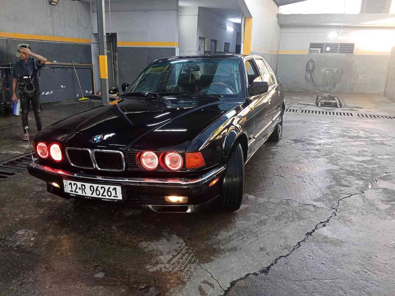 السلام عليكم bmw735 محرك شرط كير (عادي ) موديل 1992
تبريد قطعتين شغال 
كهربائيات شغالهصدر امامي خلفي جديد
طخم تايرات 
ويل كب نجمه بس الويل 350$
غرفتها حلوه 
مصبوغه عام ميتاليك600$ 
سياره متعوب عليها تاريك للبصره سياره شلعه ومعدل 
مختصر الكلام طياره بالكاع السعر 54 وبيها مجال 
*********** *********** مكاني موصل الايسر
