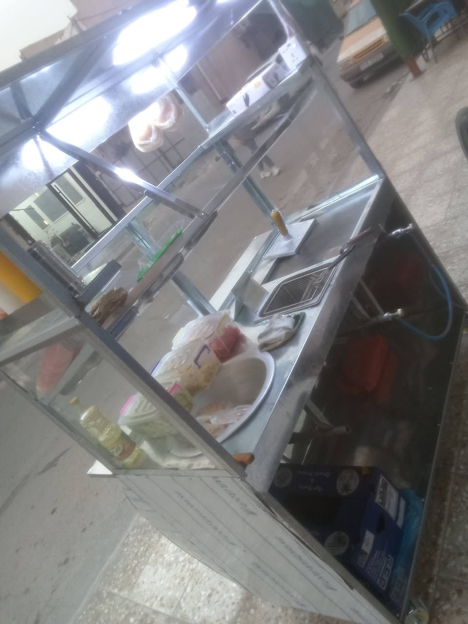 سلام عليكم
شوايه هبركر وفلافل و فنكر 
نضيف حيل جديده مابيها اي نقص هيه وغراضها تاخذها 
رائسن تفتح ع باب الله 
المكان بغداد الجديدة 
***********

