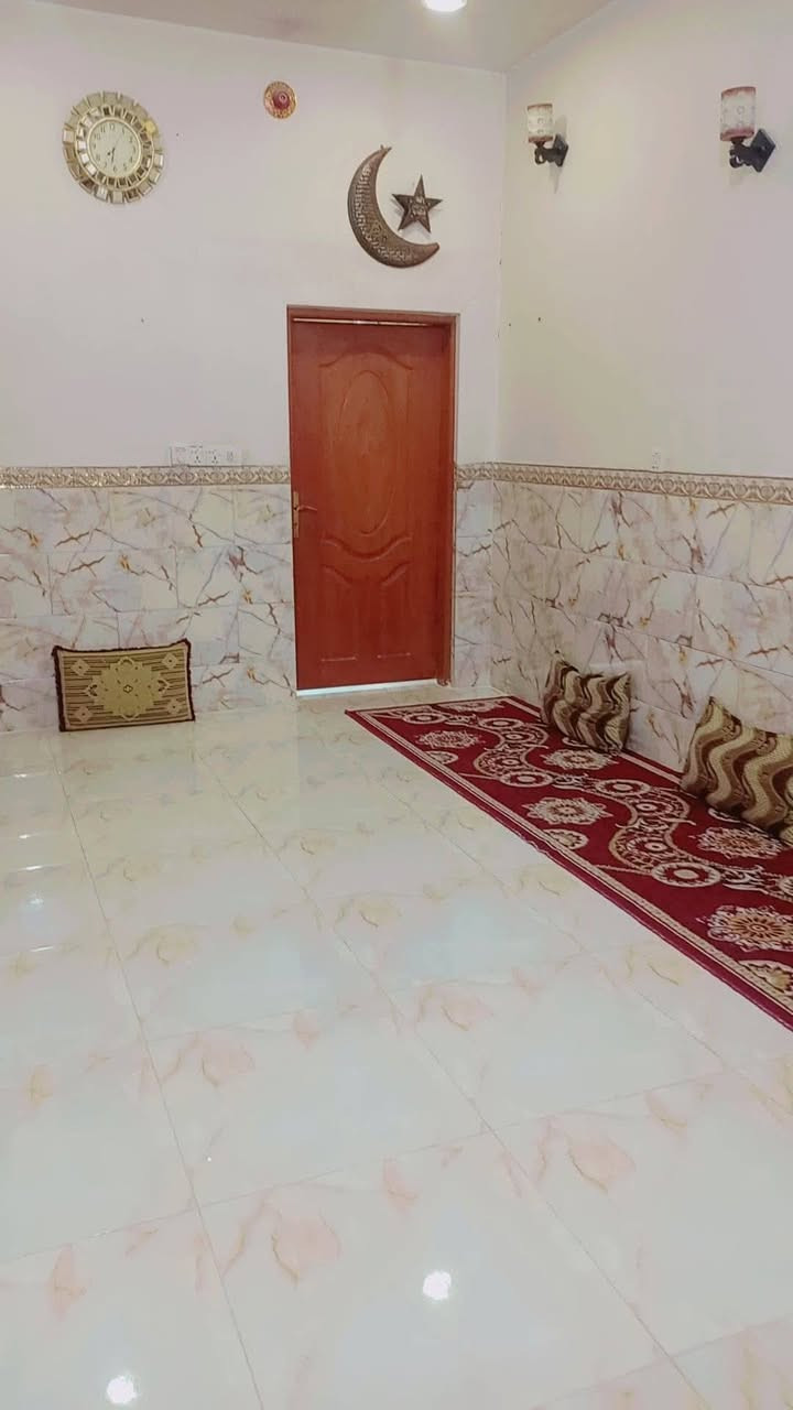 *🔥 فرصة ذهبية - بيع مستعجل جداً 🔥*
بيت سكن 100 متر، طابق واحد، حي ميسان - يم سكلة الكرعاوي مباشر  
موقع تجاري، قريب على الشارع والمدارس والأسواق  
كهرباء وطني + ماء إسالة + البيت ساكن ونظيف  
*السعر النهائي: 32 مليون كاش فقط* + استلام فوري  
بدون دلال - للجادين فقط  
واتساب: ***********
