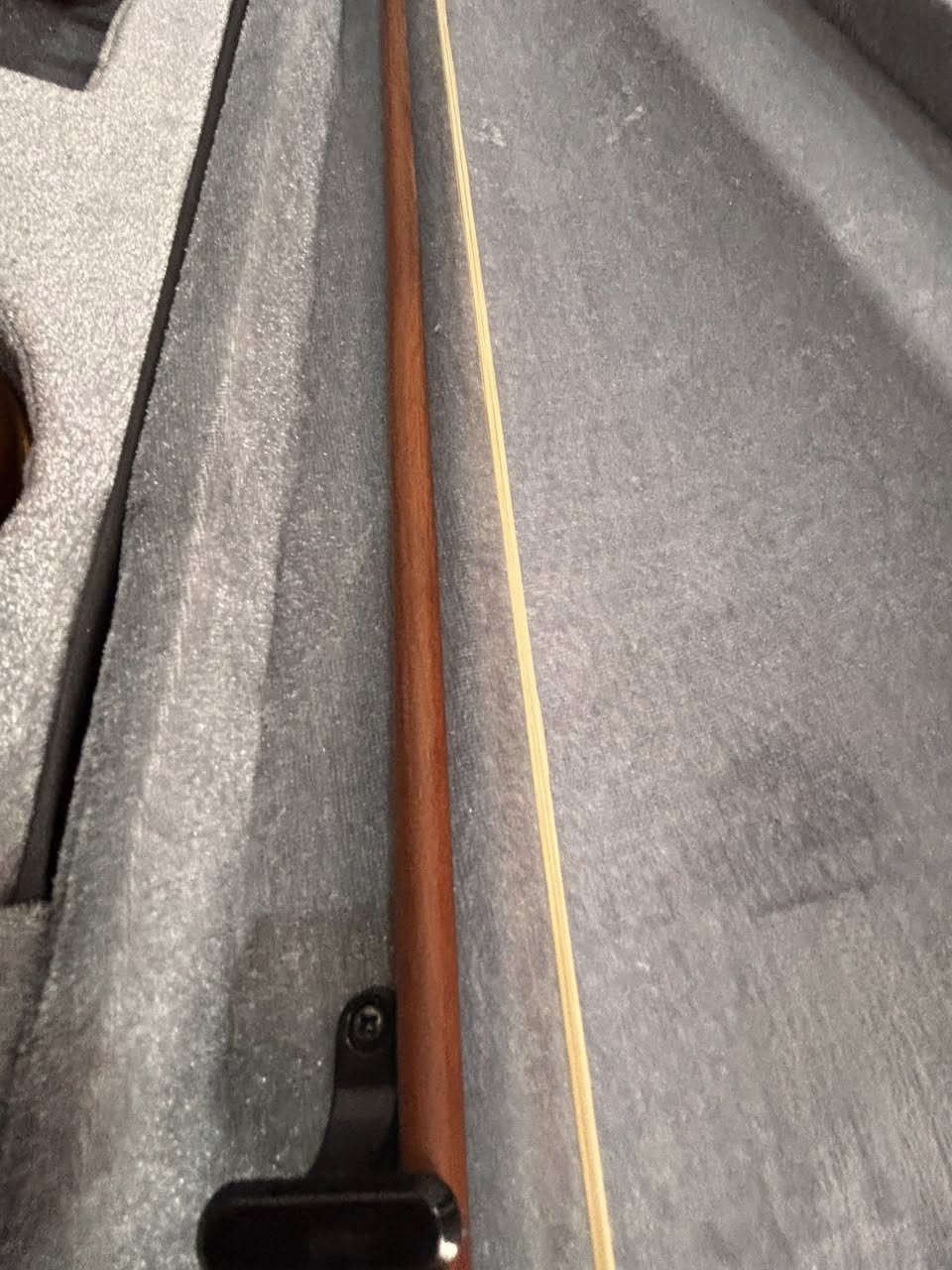 � كمان 4/4 كامل للبيع – مع جميع الملحقات – جاهز للعزف 🎻

فرصة جيدة لعشاق الموسيقى أو لمن يريد تعلم العزف على الكمان. الكمان بحالة جيدة ومحافظ عليه، وصوته جميل.

المواصفات:
✔️ الحجم: 4/4 (حجم كامل للكبار)
✔️ الموديل: GVTS00
✔️ صناعة شركة Nantong Sinomusic Enterprise Limited
✔️ الواجهة الأمامية: خشب Spruce (سبروس)
✔️ الظهر والجوانب: خشب Maple (قيقب)
✔️ لوحة الأصابع: خشب Ebony (أبنوس)
✔️ الطلاء لامع وجميل، والكمان جاهز للعزف مباشرة

الملحقات المرفقة:
🎻 الكمان
🏹 قوس بحالة جيدة
🎒 صندوق حماية للكمان
🧱 صمغ خاص بالقوس (Rosin)

✨ مناسب جدًا للمبتدئين وطلاب الموسيقى
✨ آلة جميلة للتدريب والتعلم

💰 السعر: 160,000 دينار عراقي
💬 قابل للتفاوض للجادين


**إذا كنت صاحب هذا الإعلان وتريد حذفه لأي سبب، رجاءا أرسل رسالة إلى الدعم الفني**