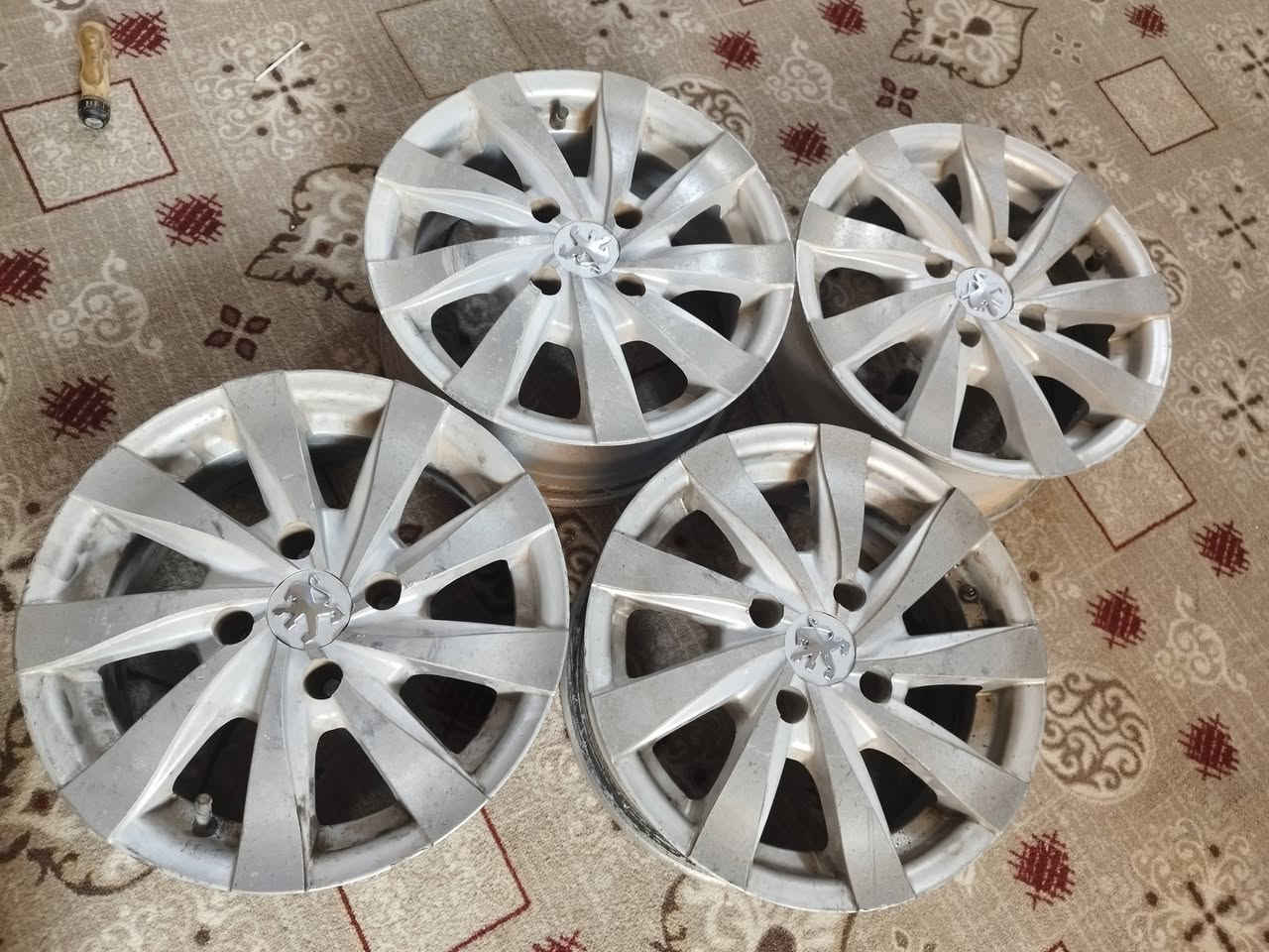 للبيع تخم ويل كب مع كبات صغيره اصليه الويل البلادي الثقيل حجم ١٤ مال بيجو فرنسي ٢٠٦ بسعر قفل قفل ١٥٠ الف بس الكبات الصغار ماخذهن ب٣٠ الف موجودات في كربلاء 
***********
