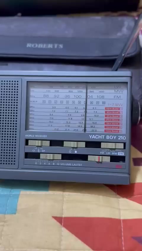 ‏هلا بالي ادق دق دق دقه ببالي لا دق دق ببالي حبيبي لا تجيب لي صيني وتعرض له هنانه وتقول أنا روسي اللي ببالي ادق دق أنت بس باع أتعلم من عندي وبعدين أعرف أعطي قمة الحاجة حبيب قلبي أنت قمة الحاجة وتعلم على الراديو ات هواية هناك اللي يعرفون ناس شباب هواية يعرفون Asyad يعرفون معنى الراديو يعطونا قيمتك اسألهم قبل لا تقول لي دق دق علي ما تقدر لي
