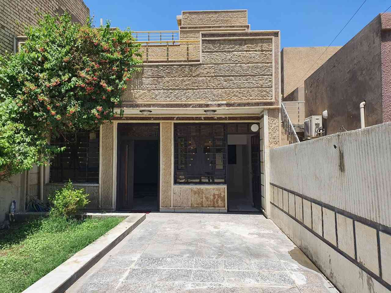 يتوفر في مكتب #الوميض_للعقار
🏠 بيت للايجار مساحه ٢١٠ م
 نظيف جدا يحتوي على 
في #حي_المعلمين( قرب المشتل) 
قرب كنيسه الصعود 
🔸️كراج كبير 
🔸️حديقه 
🔸️ استقبال  صاله داخليه كبيره  مطبخ كبير غرفة نوم ٤.٥ × ٤.٥ م  منور خلفي وخدمات 
🔸️الطابق الثاني ٣ غرف نوم وحمام 
في المنزل  ايضا 
🔸️سخانات عدد ٢ 🔸️مراوح سقفيه ٤🔸️ ماطورات ماء عدد٢ واحد بوستر 🔸️ساحبات عدد ٣ 🔸️خط مولد 
🔸️الارضيه مرمر .🔸️الشارع عريض 🔸️منطقه هادئه وقريبه على جميع الخدمات (كنيسه. جامع .مدارس .مركز الصحي .والأسواق. وخطوط النقل )
الاتصال 
***********
