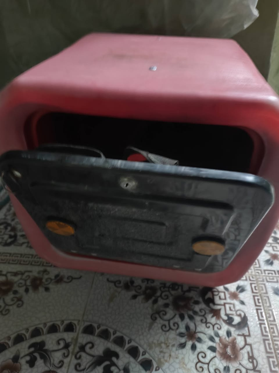 السلام عليكم صندوك للبيع
جديد كلشي مابي وينقفل

25 الف وبي مجال 

***********
