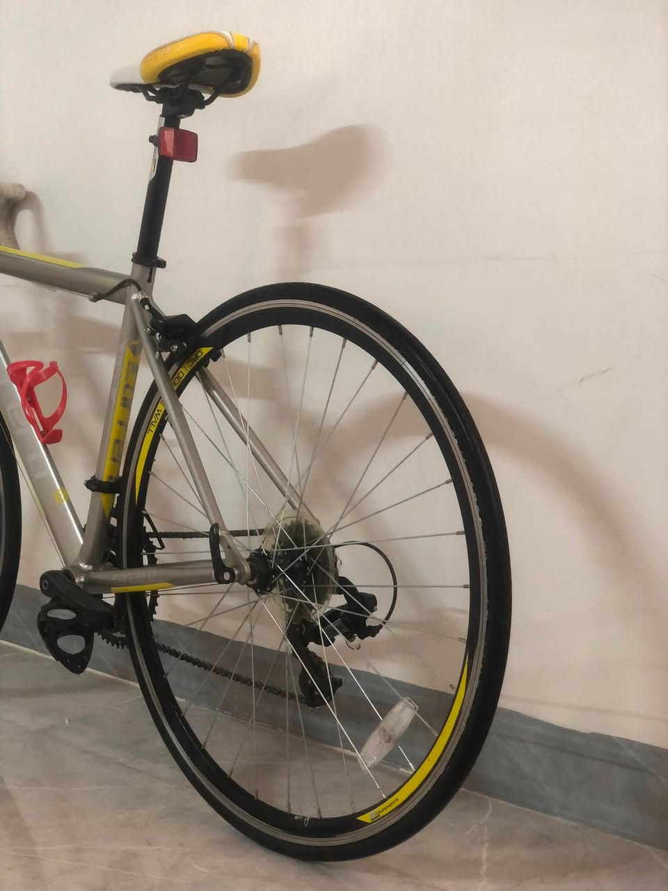 للبيع دراجة سباق 🚴 
فريم المنيوم ماشه كاربون 
سستم تورني 2x7
لاعابات تورني 
فريم 48
دراجه حلوه ونضيفه 
ضررها بس مكانتين اثر شخوط
نضافه فول تايرات جدد 
مكاني موصل يوجد توصيل لجميع المحافظات 
سعرها ٣٠٠ وبيها مجال 
للاتصال ***********
