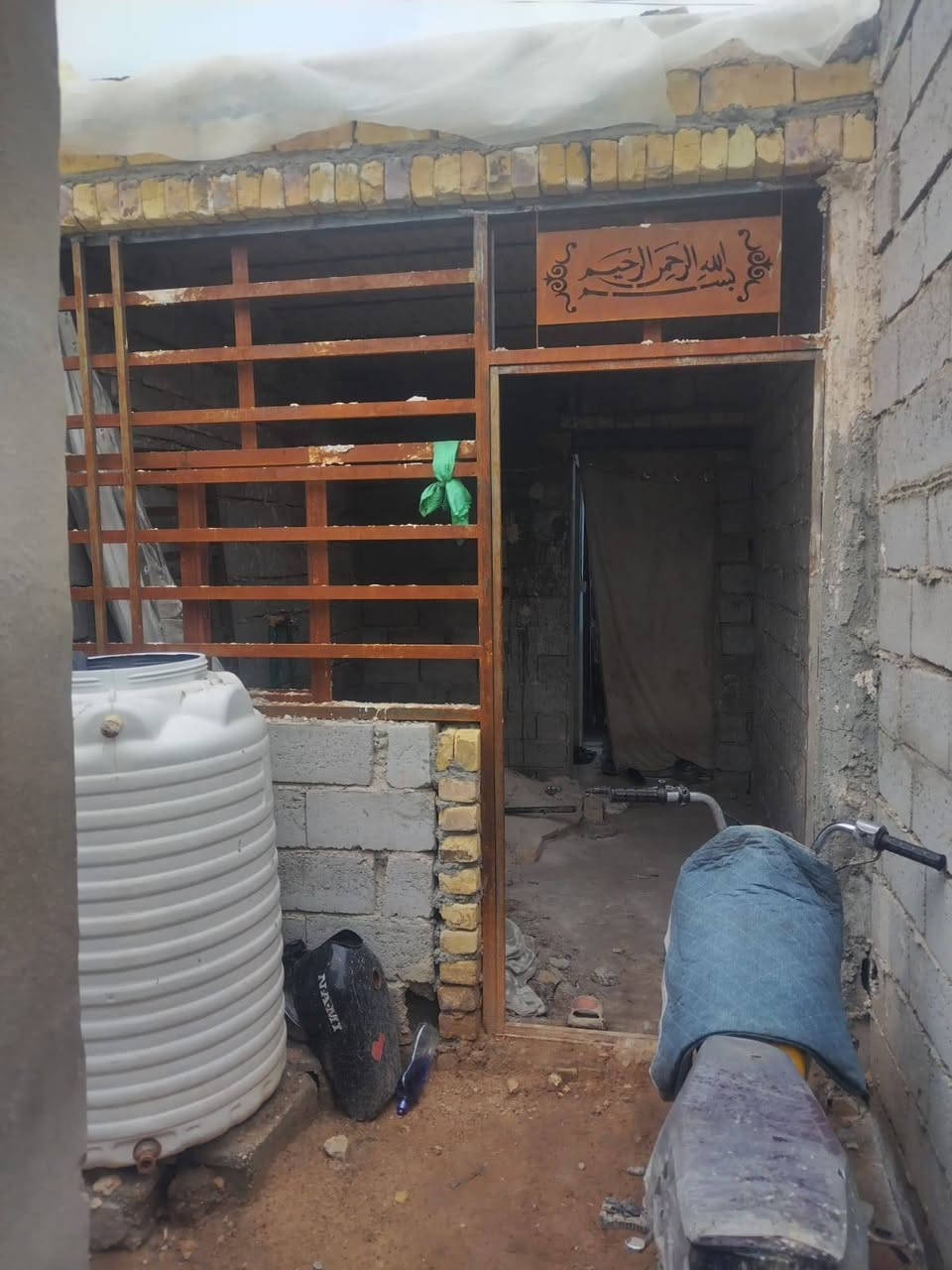 سلام عليكم  بيت 100متر شارع المطار الجديد شارع اسواق فدك  غرفة وصاله ومطبخ وستقبال   الستقبال  بعده ماكامل ومطبخ عايز لبخ  السعر 25 مكتب الصدرين  ***********
