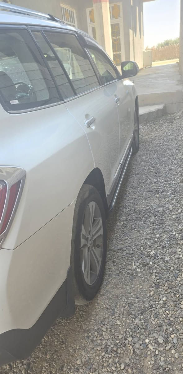 هايلندر ٢٠١١ لمتد فور ويل رقم بغداد بصمة فتحة بالسقف داخل نظيف بيها ٣ قطعتين مرشوشات ممبدلات للجمالية السيارة بيها تنقيص ورواجز للاستفسار اتصل ***********
