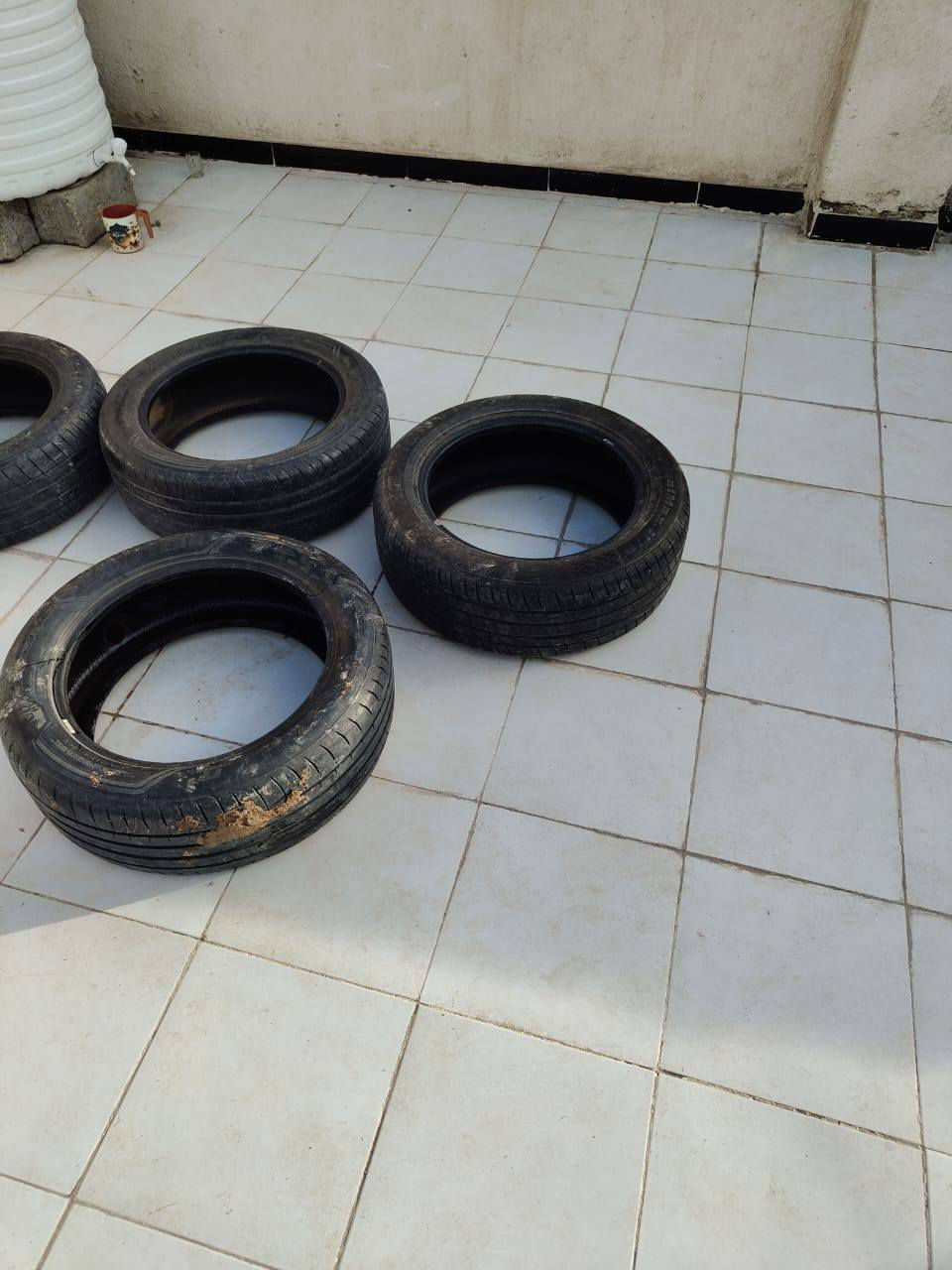 سلام عليكم 
تايرات نص عمر نضيفات
حجم235/55R19


**إذا كنت صاحب هذا الإعلان وتريد حذفه لأي سبب، رجاءا أرسل رسالة إلى الدعم الفني**