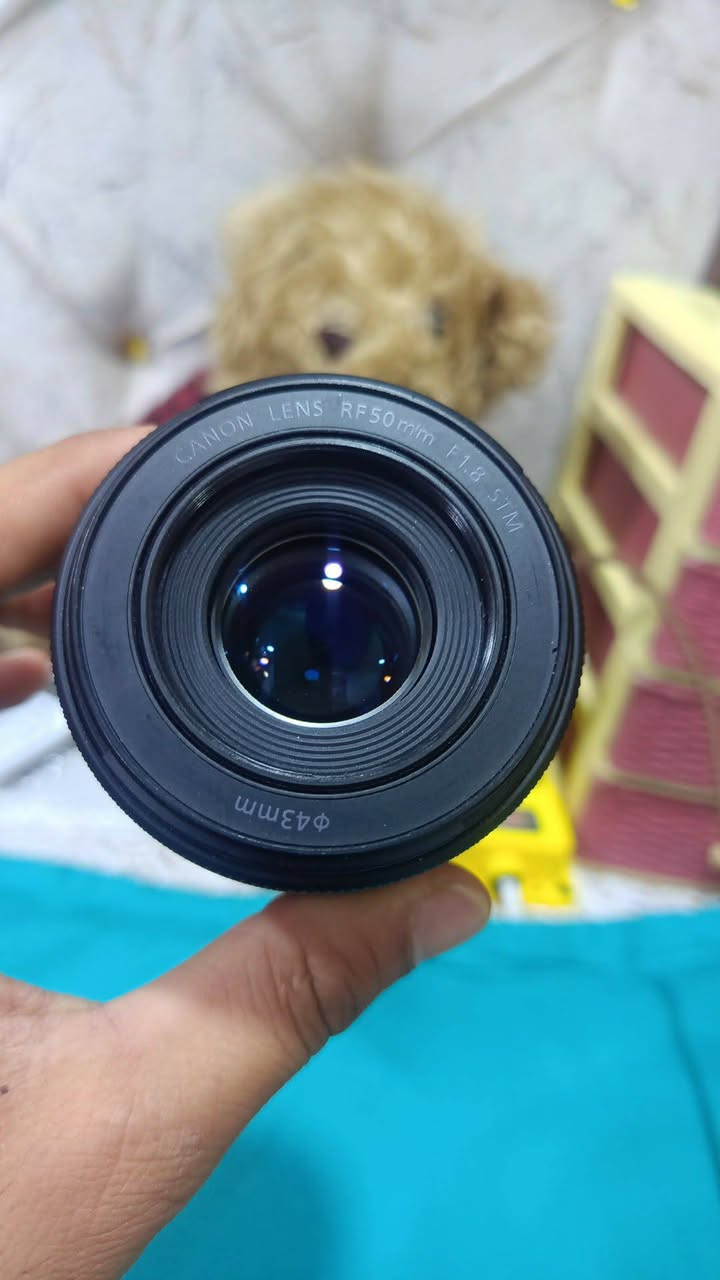 Canon 50m RF  f1.8
عدسه لوك نضيفه كلش واستخدام بسيط 
فتحه 1.8 عزل او دقه تخبل
 تستخدم للفيديو او جلسات 
سعره 200 الف 
توصيل متوفر 
واتساب ***********
