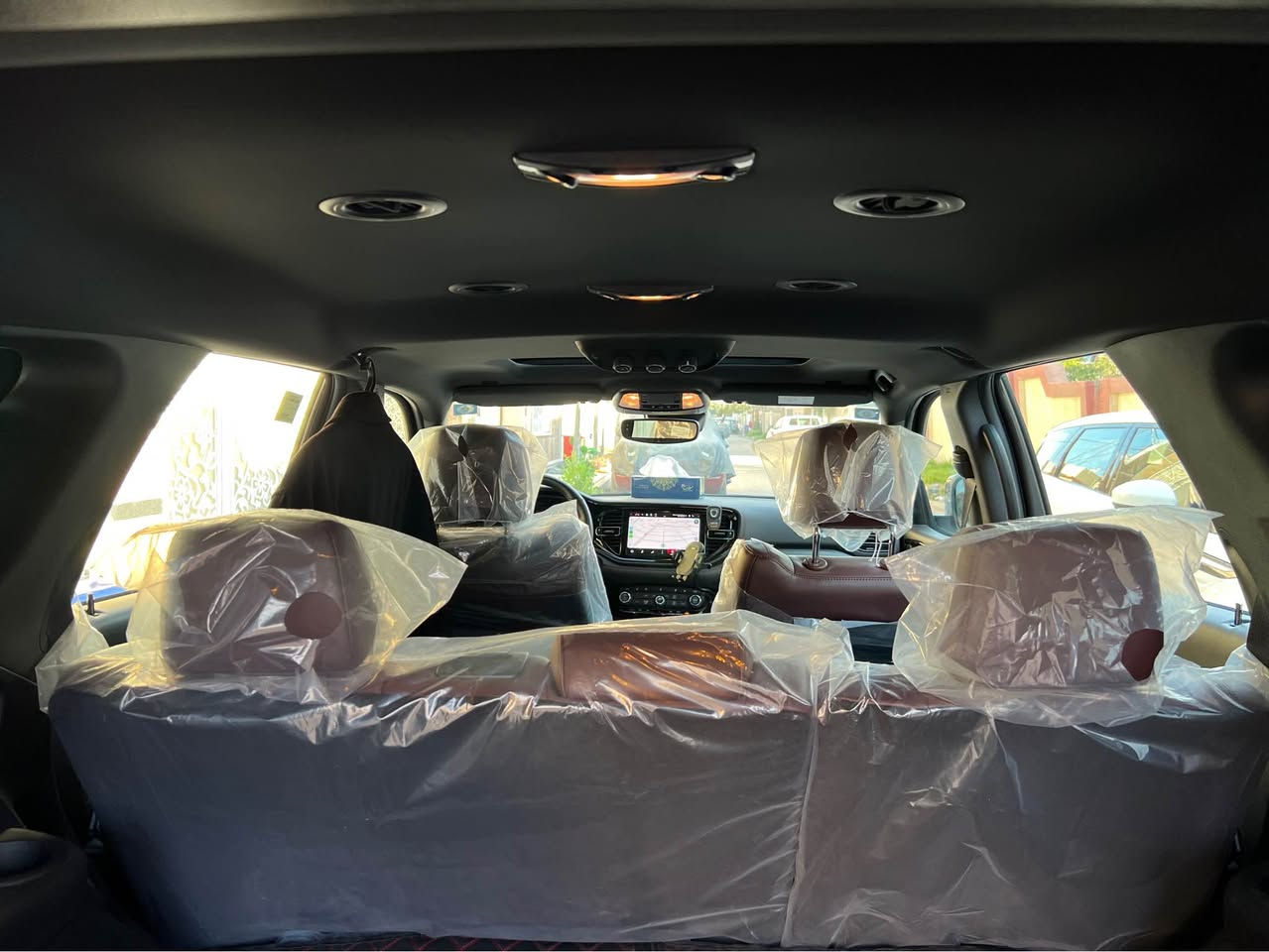 * دوج دورانگو GTبريميوم كامل مواصفات اللون ابيض
الموديل: 2023 (خليجي)ضمان شركة هارلم
العداد: 9000 كيلو متر 
المحرك: 3.6 لتر 6 سلندر
القوة الحصانية: 295 
عزم الدوران (نيوتن-م): 353 
ناقل الحركة: 8 سرعات اوتوماتيكي
الضمان 3 سنوات أو 60،000 كم (ايهما أولاً)
المواصفات:
*فتحة سقف كهربائية
*ويل الالمنيوم قياس 20 انج 
*صندوق كهربائي 
*شاشة لمس قياس 10.1 انج مع نظام ملاحة
*رادار تفاعلي مع خاصية التوقف والانطلاق
*حساسات امامية وخلفية
*كاميرا خلفية
*نقطة عمياء
نظام تحديد المسار 
بلاجكتور امامي 
*مانع تصادم خلفي
*تحذير الخروج من المسار
*مرآة تعتيم ذاتي
*مقاعد من الجلد الفاخر
*مقاعد امامية  كهربائية 
*مقاعد امامية مبردة ومدفئة
*مقاعد خلفية مدفئة
*مقعد السائق ذاكرة
شحن هاتف 
مساعد باركنك 
نظام تدفئة المقود 
*مكيف الهواء مع تحكم 3 مناطق 
*نظام ابل كار بلاى و اندرويد اوتو لاسلكي
*دخول ذكي (بصمة)
*نظام التشغيل عن بُعد
*مصابيح أمامية أوتوماتيكية مع مصابيح نهارية LED 
*المرايا الخارجية ذاكرة
*مرايا خارجية مدفئة
*فتحات اكزوز مزدوجة
*وسائد هوائية أمامية و وسائد هوائية جانبية و خلفية.
رقم بغداد الجديد 
للاستفسار *********** 
موجود واتساب على الرقم بغداد, العراق
