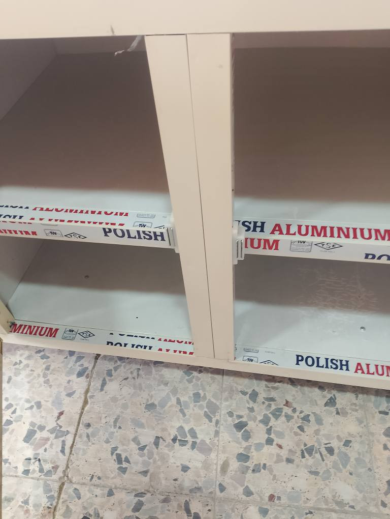 سلام عليكم ميزالمنيوم تزكام درجة ولا مستعمل سبوع واحد جديد كلش طول 2 رتفاع80عرض70 يرهم بوفيه يرهم كاونتر كلشي  صير السعر 175وبي مجال كربلاء حي العسكري العابد مقابل مستوصف ***********او*********** كربلاء, العراق
