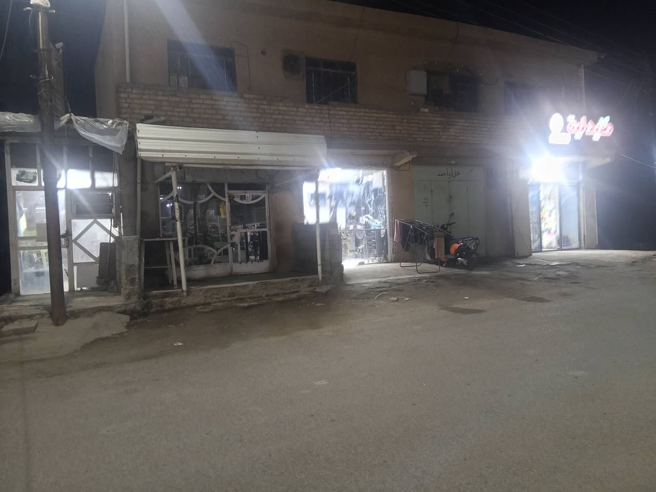 السلام عليكم للبيع كاع 200 م تحتوي خمس محلات مع شقة مع وارد شهري ودار خلف المحلات 260م وقطعة خلف البيت 500م المكان بغداد العبايجي المصلحية الاستفسار ***********
