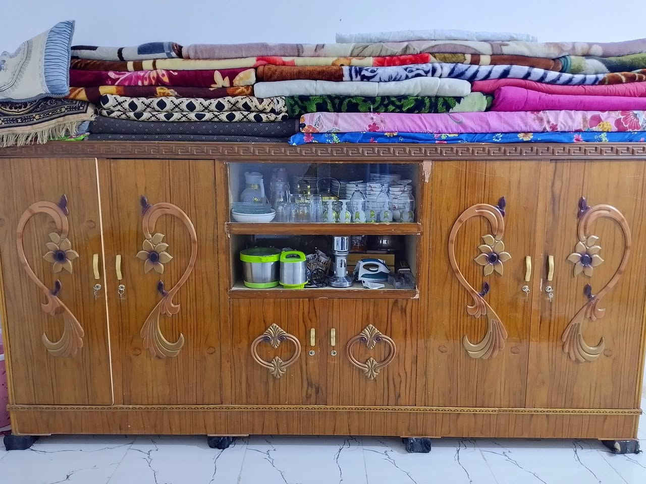 للبيع دوشك وجربايه  وبوفيه  والبوفيه تتفصخ تره تزكام حاله حال الكنتور  السعر كلهن 600الف  متواجد بس واتساب ***********
