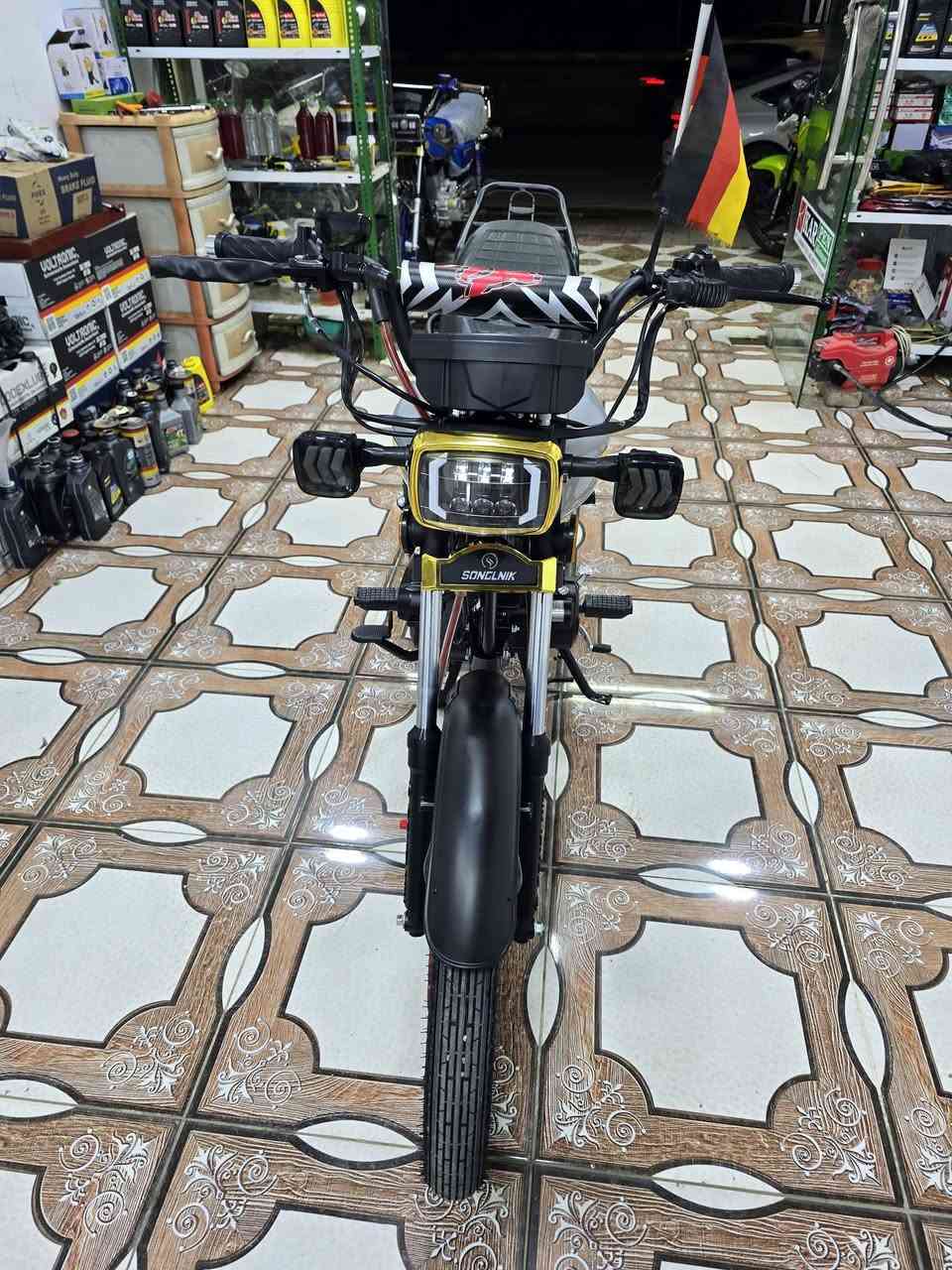 السلام عليكم .. 

دراجة ايراني موديل ٢٦ سولنك 

سي بي اف ضاغطة وزنجيل المرغوب نعومة انعم من الهوجي 

محرك ٢٠٠ طيارة ورزن 

ماشي ٩٠٠ كيلو بعدةة زيرو 

تشغيل عن بعد بالريمونت صويجين وريمونتين

السعر ٩٥٠ وبي مجال للشراي

مكاني مدينة العاب السندباد الصوفية 

للأتصال *********** تحياتي
