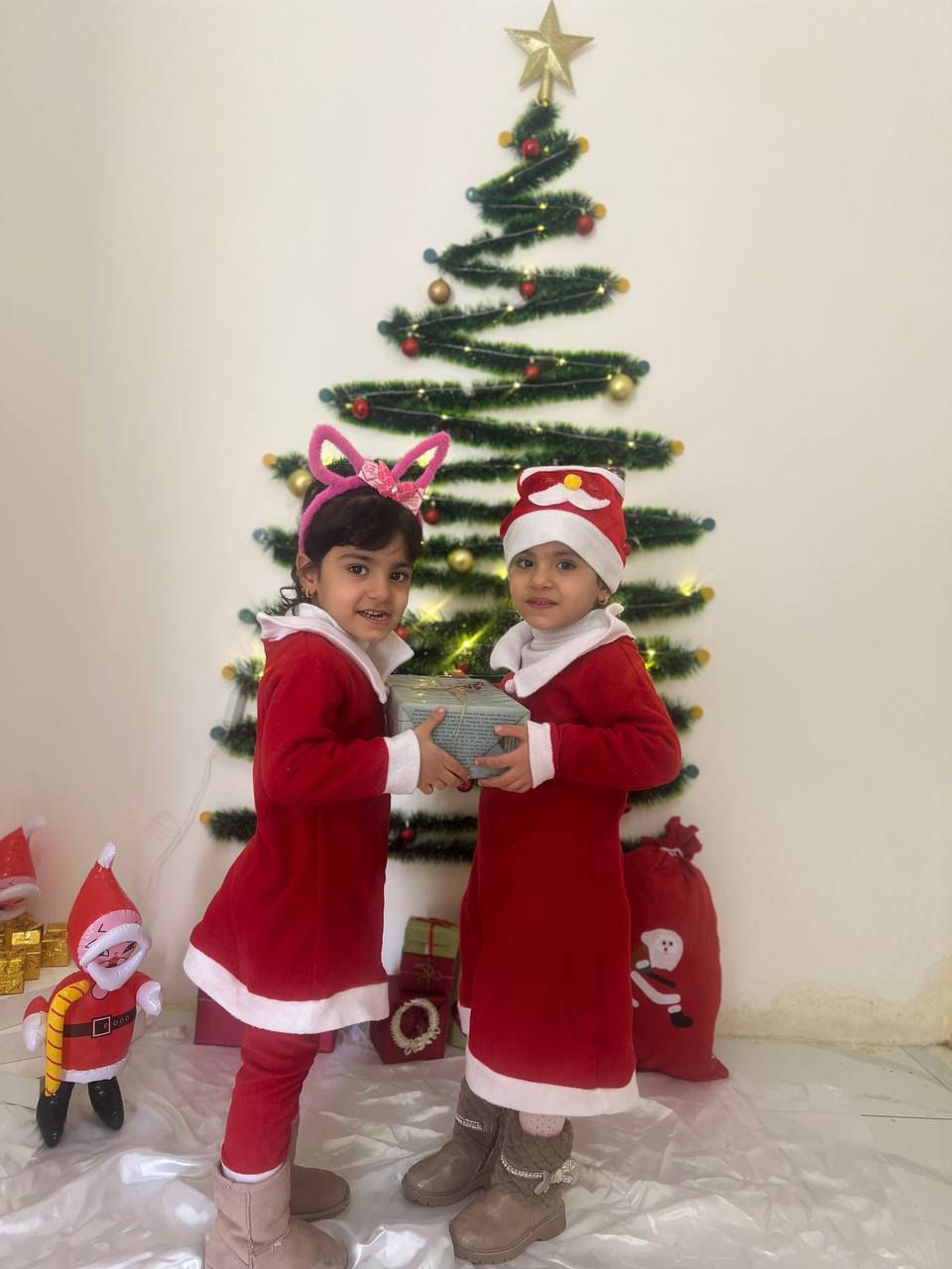 عام مضى بجماله ..وعام قادم بضحكات أطفالنا 
في حضانة نور بسماية نؤمن ان كل لحظه يقضيها الطفل هي ذكرى تبقى في قلبه .ولأننا نحب ان ننهي العام باجمل صورة ،بدأنا  التحضيرات لحفله رأس السنه 🎊🎄🎉
شاركونا الفرحه وشجعو اطفالكم الاستعداد لاستقبال العام الجديد بكل حب وحماس 
تنتظركم مفأجات كثيرة 
العاب ومسابقات حماسيه 🏃
هدايا من بابا نويل 🎁🎅
توزيعات وحلويات لذيذة 🍬🍭
العنوان حضانه نور  بسمايه A9
مؤسسة كيدز اكاديمي 
للاستفسار مراسله الصفحه او الاتصال ☎️
***********
