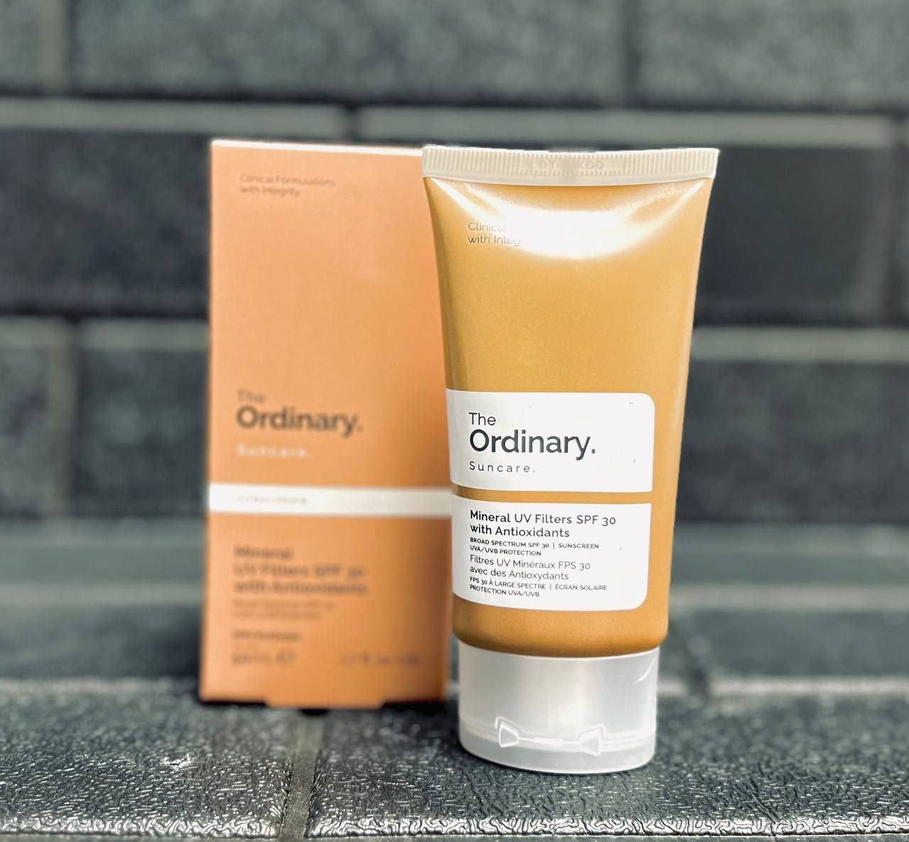 واقي شمس أورديناري ☀🫧 The Ordinary Mineral UV Filters SPF 30 with Antioxidants 🦩
واقي شمس معدني (فيزيائي) من ماركة ذا أورديناري،
نوع الحماية : SPF 30 ضد أشعة UVA وUVB.
المكونات الأساسية: أكسيد الزنك وثاني أكسيد التيتانيوم (فلاتر فيزيائية) مع مضادات أكسدة.
المميزات: يناسب البشرة الحساسة، يوفر ترطيباً، ويعطي ملمساً مطفياً (Matte).
الاستخدام : يُرج جيداً، ويوضع قبل التعرض للشمس بـ 15 دقيقة، ويُكرر كل ساعتين.
قد يترك أثراً أبيض طفيفاً على البشرة كونه واقياً معدنياً.


**إذا كنت صاحب هذا الإعلان وتريد حذفه لأي سبب، رجاءا أرسل رسالة إلى الدعم الفني**