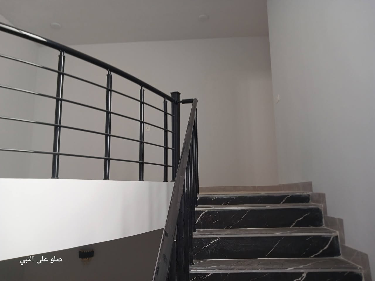 مشتمل البيع حي الخضراء شارع ٢٠م طابقين ٤غرف والملحقات المساحه ١٥٠م قرب مدرسه الخطيب للستفسار اتصل ***********
