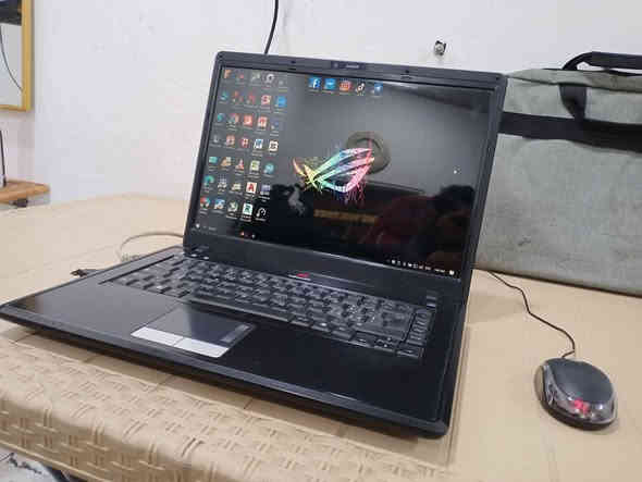 السلام عليكم....
 
للبيع – لابتوب من شركة Olivettl بمواصفات جيدة 
      نظافة 100%

(شرط الفحص قبل المغادرة .. مع ضمان اسبوع )

      (( السعر 85 الف و بي مجال للشراي ))

                 (((( ما عندي توصيل ))))

                    (( متواجد بكل وقت ))
 
الموصفات /  الابتوب من الجيل السادس

المديل : Olivettl
 الحجم : 15 

 المعالج: Intel Core  Duo T 6500
بسرعة تصل إلى 3.10GHz

الذاكرة التخزينية : 500GB HDD

 الذاكرة العشوائية (RAM): 4GB

يحتوي على wi fi 2.4G /5G
يحتوي على كيبورد لوحي عربي / انكليزي 

 نظام التشغيل: Windows 10 Pro – إصدار 25H2
 نوع النظام: 64-بت، مع معالج x64    
  
 كرت الشاشة: Intel HD Graphics 2GB

 عدد الأنوية: 4 نواة فعلية / 4 مسارات – مع دعم كامل للـ Virtualization 

 ( يحتوي على بطارية تعمل نصف ساعة ) 

 جاهز للاستخدام، مناسب للدراسة، و التصفح 
و العمل المكتبي و الهندسي و المونتاج 
مع مكانية تشغيل العاب الخفيفة و المتوسطة

ملحقات الابتوب /
الشاحن الاصلي من شركة Olivettl
الموس سلكي 
حقيبة 

 مكاني محافظة البصرة  منطقة الحيانية 
للتواصل والاستفسار اتصل على ***********

 (( السعر: 85 الف وبي مجال للشراي )) البصرة
