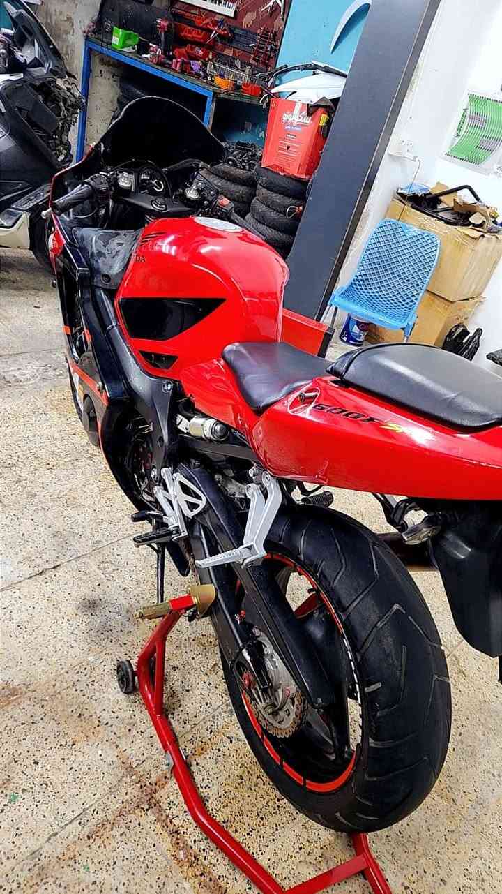 CBR600 F4i
هوندا افوراي كفاله نازله من كلشيء وكلاشيء ماشيه ٣٤ الف السعر 23$ وبيها مجال بغداد الجديده ***********
