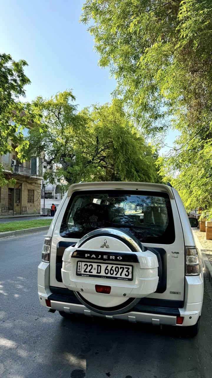 السلام وعليكم
باجيرو 2014 GLS فول ((عدا الدمام فقط))
سيارة نظيفة استخدام قليل ما ناقصها شي  
محرك 3500 المرغوب 
ماشية 91 الف كيلومتر 
محرك وكير بحالة ممتازة ، بلكات نوزلات اصلي وكالة
تبريد ثلج فريز جديد غاز امريكي 
مكفولة من الضربة والصبغ 
فقط تكحيل شخوط 
وبيها رصعة بسيطة بالدعامية الخلفية مثل ما موضحة بالصورة 

المواصفات

كشنات جلد تحكم كهرباء
فتحة سقف 
تحكمات ستيرن 3 اتجاهات اوامر صوتية بلوتوث
مري شفط كهرباء
4 حساسات خلفية + كاميرا خلفية
شاشة اندرويد ممتازة
منظومة زنون عالي ناصي قوية
كشافات ضباب زنون

رقم اربيل الجديد تحويل مباشر
سنوية 2029/9 

السعر 180 ورقة وبيها مجال
المكان بغداد 
*********** موجود واتساب
