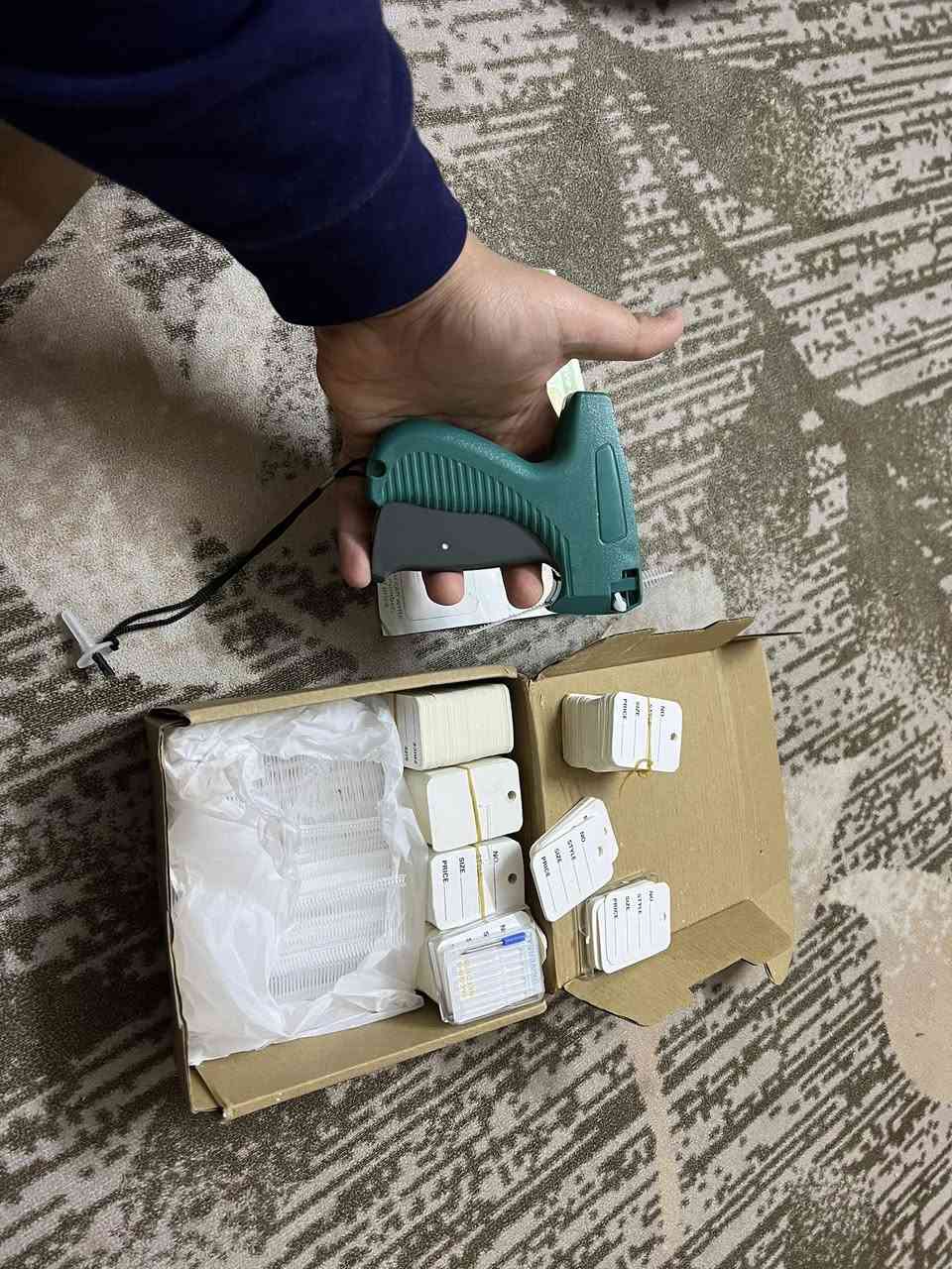 سلام عليكم عندي هاذا الجهاز يصير اسوي انت علامة او لوكو خاص بيك بل ملابس بي كارتات هواي بعد اكو جوى ولاستيكات هم مكاني بغداد حي اور 
مال امزون اصلي وشغله مرتبه وسعره مناسب 
رقمي ***********
