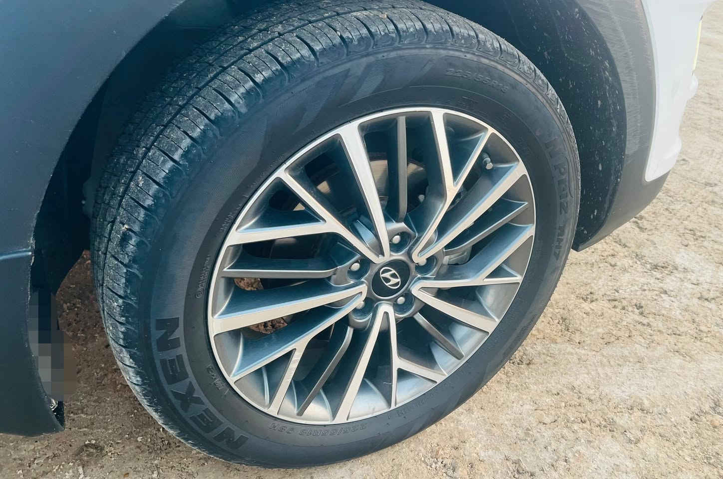 *للبيع توسان 2019 خليجي*
الموديل /2019
اللون / ابيض
الرقم / بغداد (إنكليزي)
الوكالة / الگاصد
المحرك / 2000 دوش
الممشى / 140000 كم

[ فول مواصفات عدا البانوراما ]

*المواصفات*
١/ ثلاث وضعيات قياده.
٢/ ويل حجم 19.
٣/ بصمه تشغيل.
٤/ دخول ذكي بدون مفتاح.
٥/ كراسي كهربائي.
٦/ إضاءة اماميه LED وزينون.
٧/ إضاءة خلفيه Led.
٨/ حساسات اماميه + خلفيه.
٩/ تبريد قطعتين.
١٠/ تبريد داخل الجكمجة. 
السيارة مكفوله كفاله عامه، مكان السياره بغداد، مع السياره بصمتين سويج.

*السعر* 210 وبيها مجال
للأستفسار (***********)
