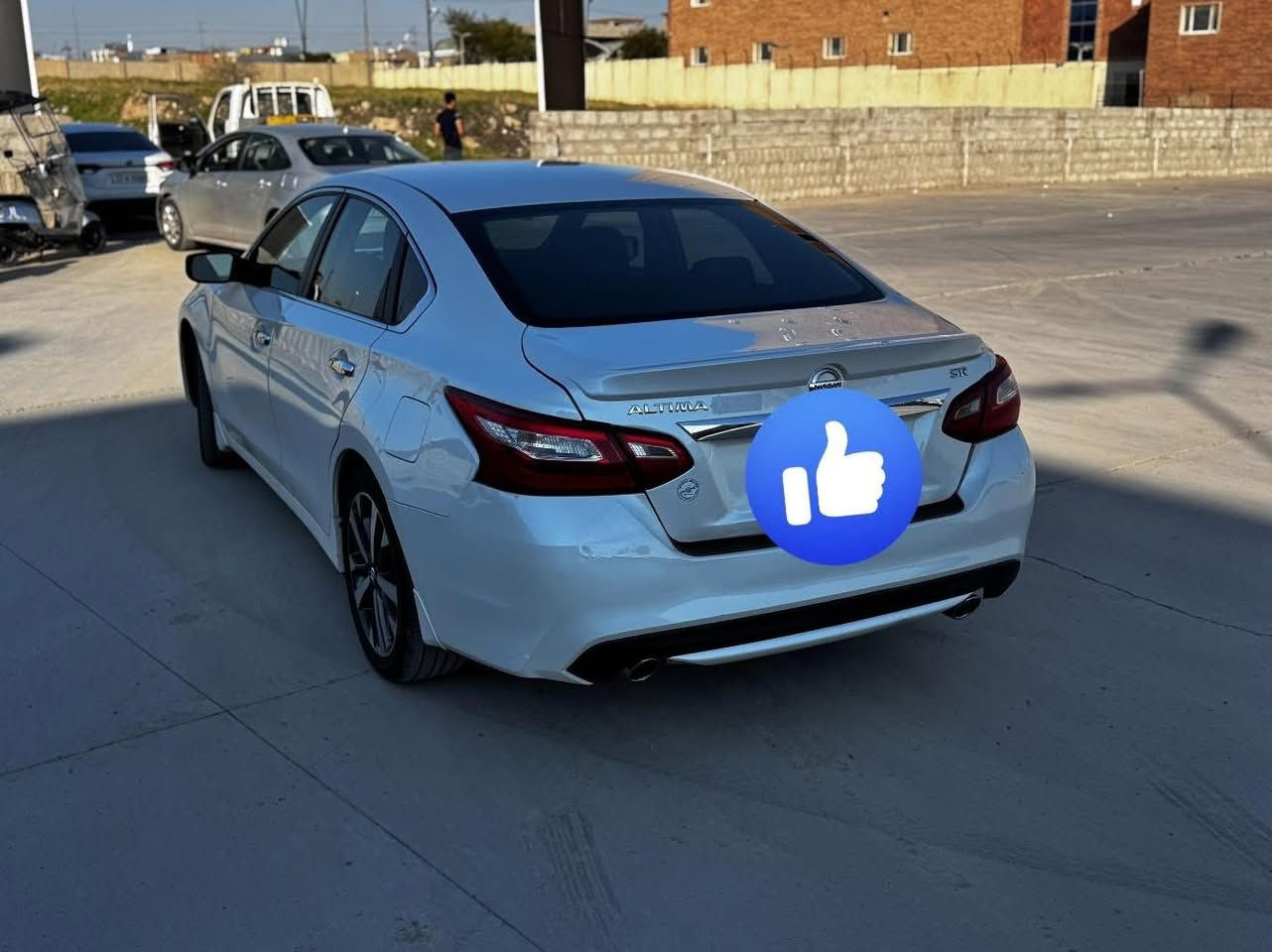 السلام عليكم
نيسان التيما 2017 SR

عداد المسافة 134/KM

رقم سليمانية والسنوية بأسمي 

بجم كبس 

بدون إيرباگ 

بدون قطرة صبغ 

حادثها خلفي (قبغ الصندوق ) بدون تبديل او صبغ 

بيها حالوب خفيف صاير بالعراق سنة 2019 

وتعديل بارد على گد شبر بأربع أماكن 

صور حادثها مرفق بالمنشور 

السيارة جديدة و جاهزة من كلشي 

السعر 130 $ وبيها مجال قليل 

المكان كركوك 

واتساب /***********
