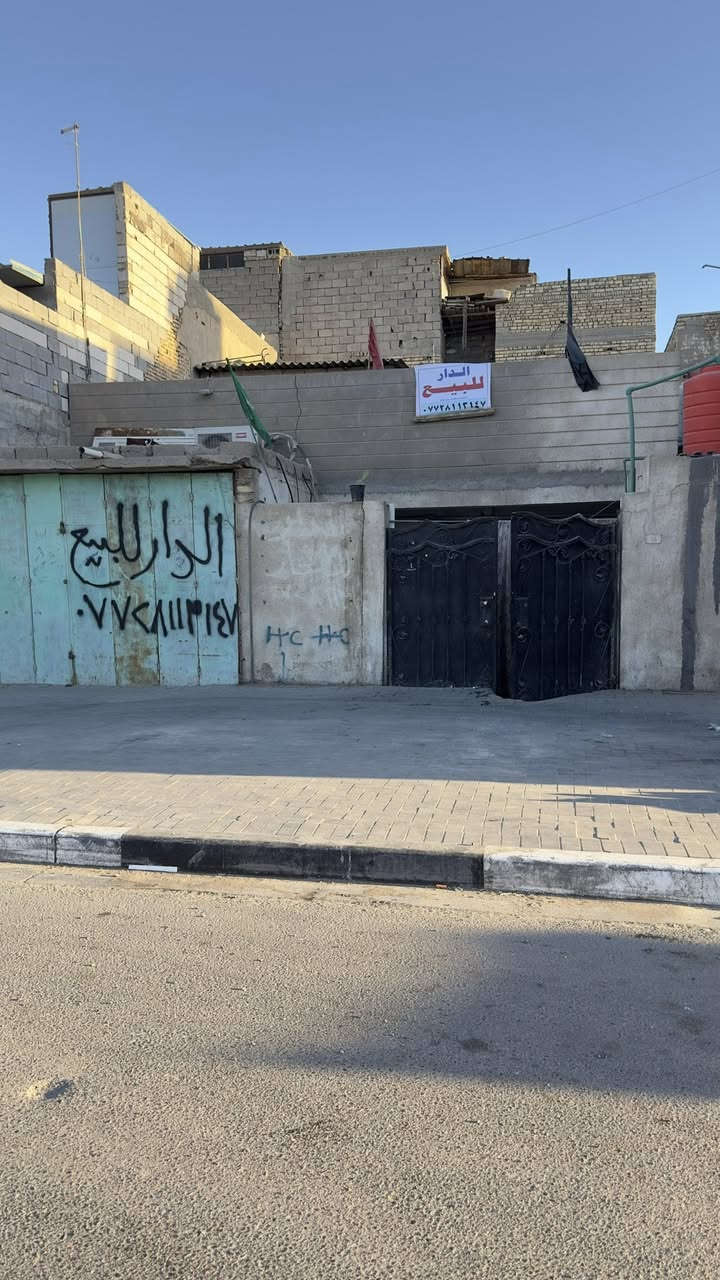 سلام عليكم
بيت للبيع 
الحيانية شارع الطاك شارع العام السايدين
مساحة /150 متر 
غرفتين 
صاله 
ديوانية 
مطبخ 
حمامين داخلي وخارجي 
وكراج (طارمه )
مخزن
الموقع تجاري 
البيت صالح لسكن 
السعر  (225 مليون )
رقم ***********
