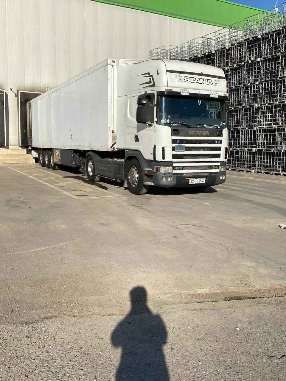 السلام عليكم
للبيع سكانيا براد موديل 2005 اصل حجم 420 انجكتر البراد موديل 2000 جهاز 200  غاز 134 دسك بريك ع البره تخم تاير مطبخ ثلاجه جاهزه للعمل السعر 275 وبي مجال مكان نجف
 للاستفسار ***********
