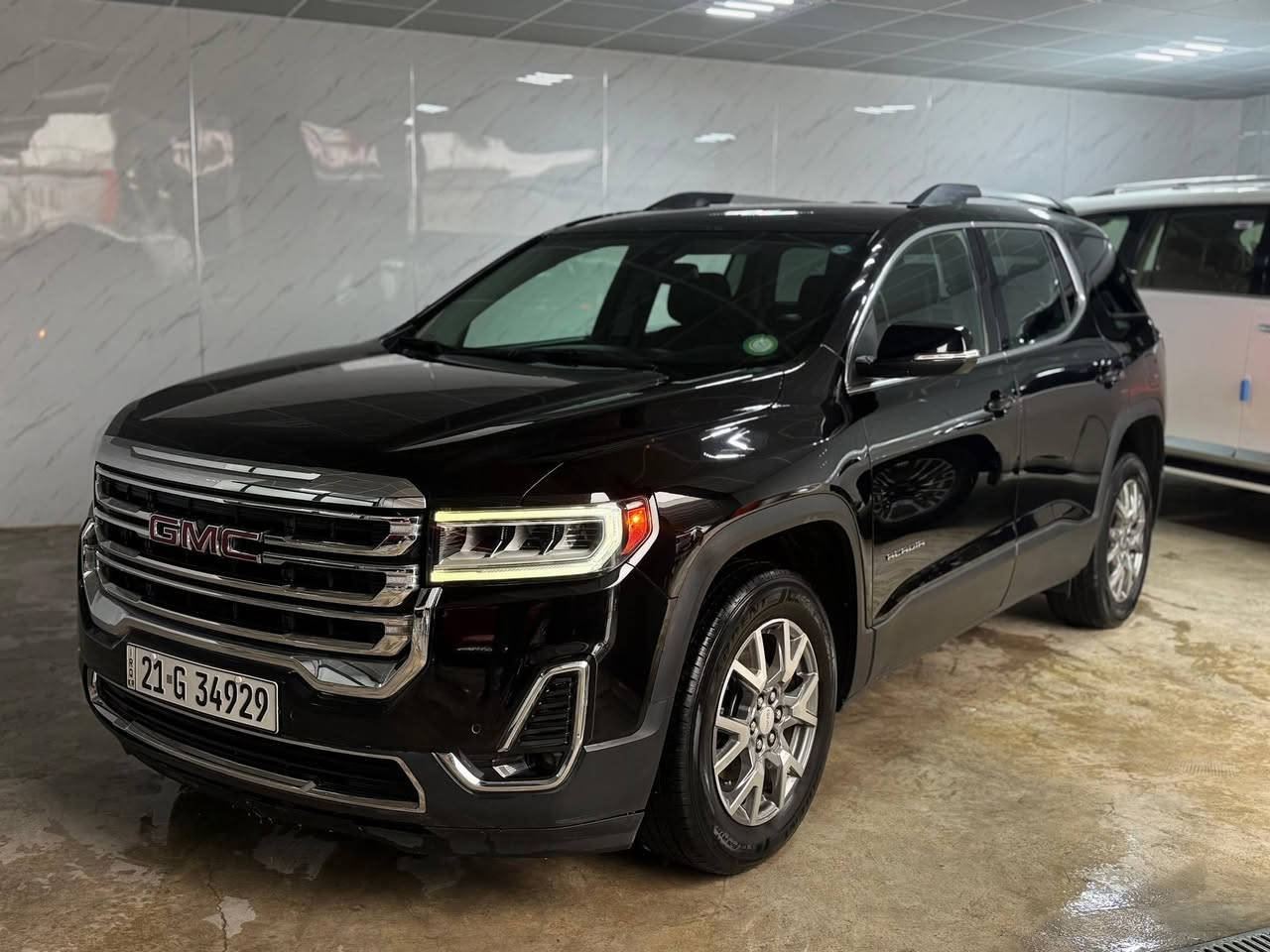 #المركبة    : جي ام سي اكاديا 2021 SLT
لون أسود الضرر : جاملغ خلفي ايسر جنطه  خلفي
  بدون دواخل بدون إيرباك 
  لون أسود
 محرك ٦ سلندر حجم ٣٦٠٠
 ويل حجم 18 اصلي مع طقم تاير اصلي قبق الجنطة كهربائي شفط السيارة دفع رباعي ٤×٤  بصمة ٤ ابواب  وبصمة تشغيل وتشغيل عن بعد 
 لايتات زينون عالي ناصي 
 اشارات بالمرايا الجانبية مع حساسات الاجتياز غرفة السيارة جلد اسود اصل 
 حساسات امامي وخلفي اصل 
 تحكم ستيرن جهتين متكامل الايعازات
 شاشة دشبول كبيرة لمجموعة من الايعازات 
 مقاعد وسطية فصل سياحي 
 عداد المسافة43000ميل فقط
 حاجب امامي LED مع لايتات زينون عالي وناصي  رادار امامي مانع للتصادم واعطاء التنبيه  كاميرا خلفية دوارة مع الستيرن  خاصية تحديد المسار في الطرق الخارجية 
 سستم نيكل لمقدمة المركبة 
 السيارة 7 راكب مع 3 قطه تبريد 
 شاشة دشبول كبيرة لمجموعة من الايعازات تحكم ستيرن جهتين متكامل الايعازات بدون إرباك السيارة معروضة للبيع ٢١٠💵 مکان السلیمانیة اتصال واتساب *********** رقم السلیمانیە تحويل ثاني يوم
