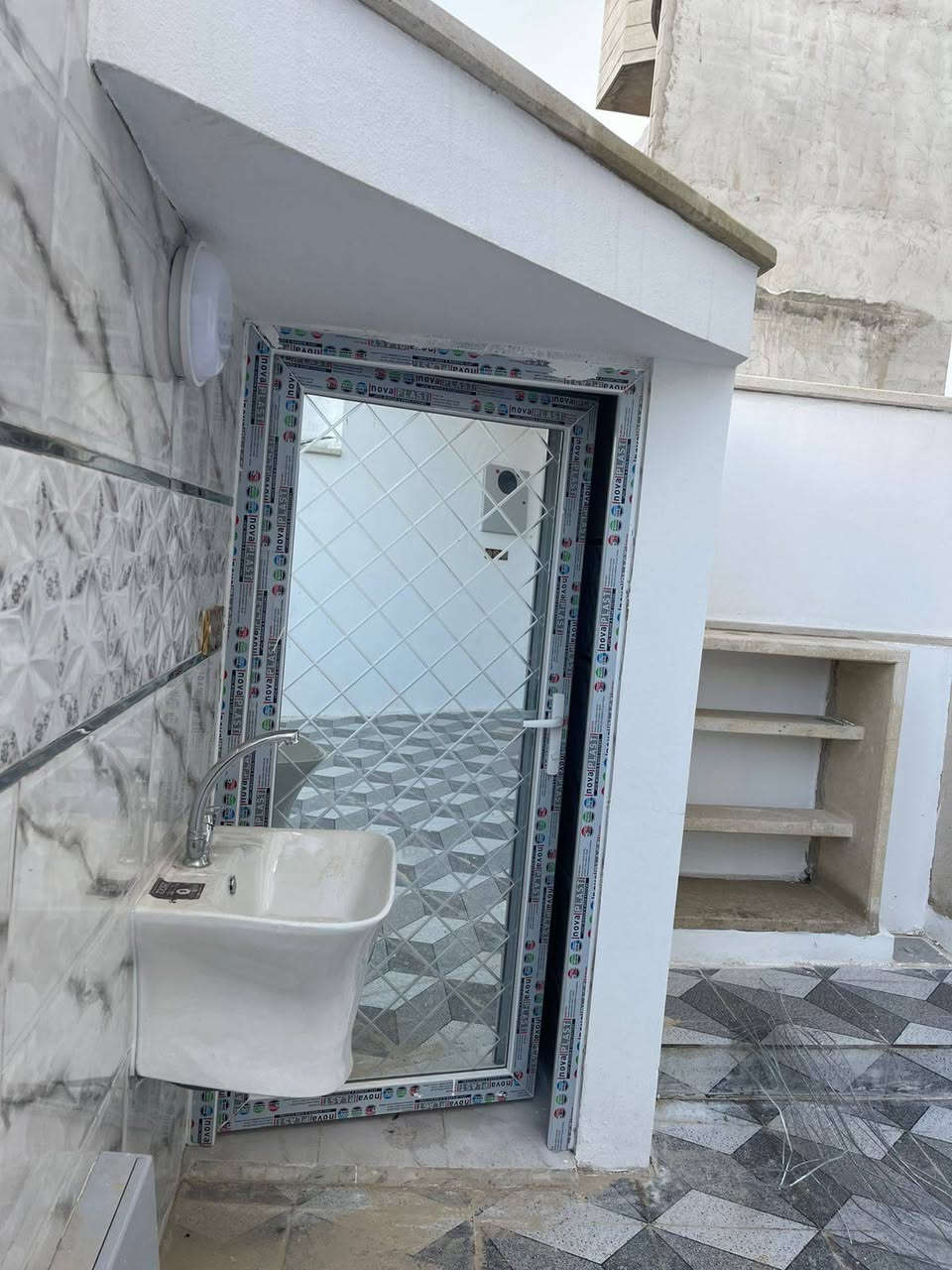 دار للبيع 🏠 

الموقع 📍 نهاية حي الصديق مزارع مؤيد العلاف  👉

بناء حديث زيرو تسليم فوري فارغ 🔑 

المساحة 145 متر ✔️.     الواجهة  7  ✳️

فرع صبة 🛣️ 

تفاصيل الدار. طابقين 4 غرف نوم 

الطابق الارضي مكون من/ غرفتين نوم/ هول مفتوح على الاستقبال/ مطبخ/ صحيات/ كراج ✨ 

الطابق الثاني مكون من/غرفتين نوم/ هول صحيات/سطح ناصي ❇️

كما هو موضح بل الصور 📸 

للاستفسار اكثر الاتصال على الارقام التالية 👇 

***********📱. ***********.📱. ***********📱

السماك لتجارة العقارات 👉 عنوان المكتب 📌 حي الصديق بعد مرطبات البحرين سائدين الصديق الرئيسية مقابل مدرسة تبارك الاهلية 👍

