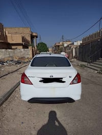 نيسان صني هندي موديل 23 خليجي  ماشيه 40الف بيه ضربة بالجنطة خفيفة وصبغ...