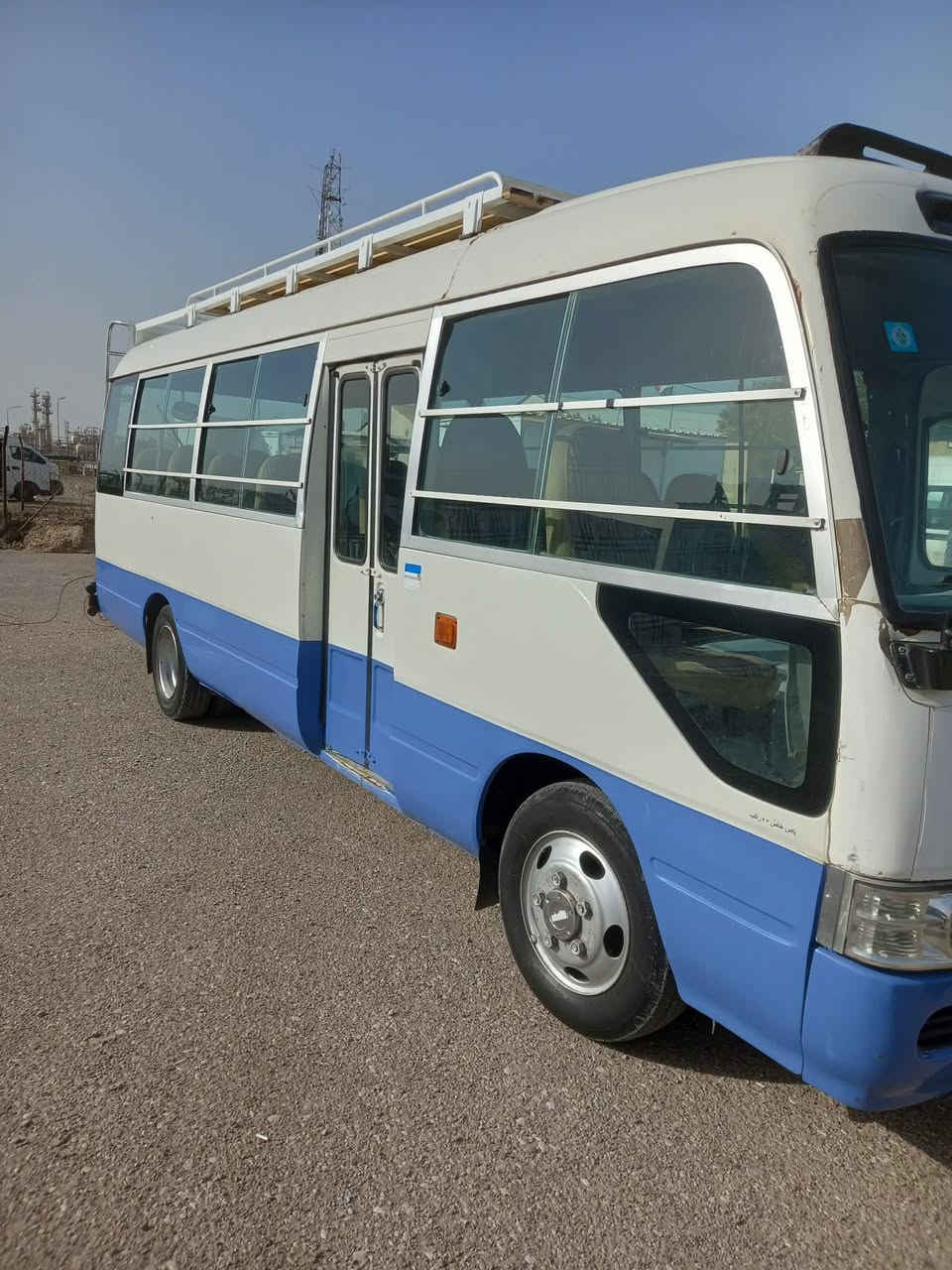 سلام عليكم كوستر للبيع 2002 اكسل حلو  صدر أمامي خلفي جديد تبريد محور  ويل ناصي  17 ونص  اربع تايرات اخو الجديد  السعر ١٧٠ بيها مجال السيارة  مكان بغداد الشعب  ***********
