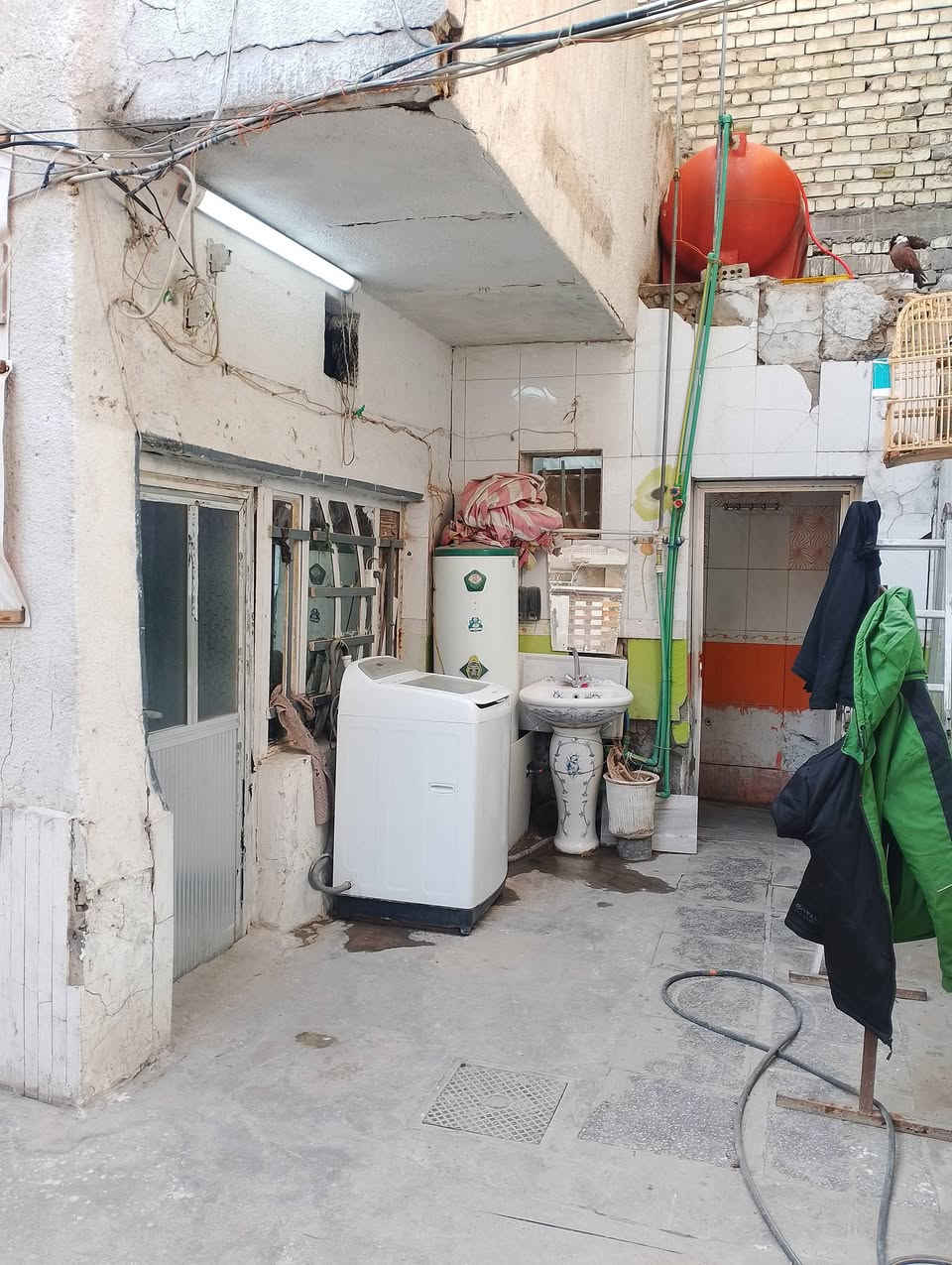 دار خلفي للبيع الواجهة 3 امتار والنزال 30 قابل للسكن دار كبيرة ومشتملين مكاني حي اور ال 600 عگاده سعر المتر مليون ونصف وبي مجال الاتصال ***********
