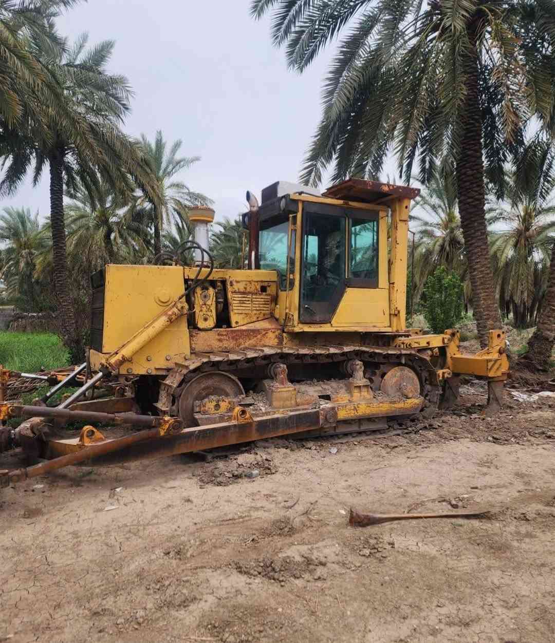 بلدوزر روسية للبيع جدا نظيفة وجاهزة للعمل للاستفسار الاتصال ***********
