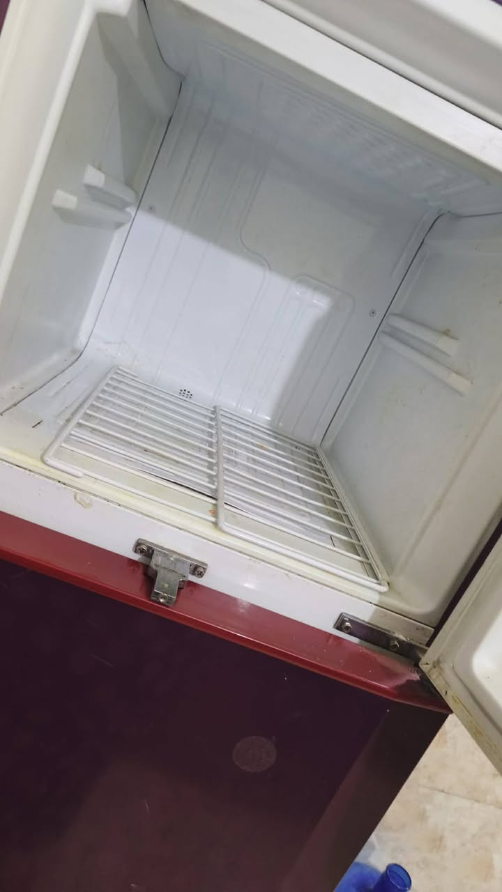 ثلاجه للبيع شغاله وعلفحص ١٤ قدم للتواصل واتساب *********** مكاني في سبع البور
