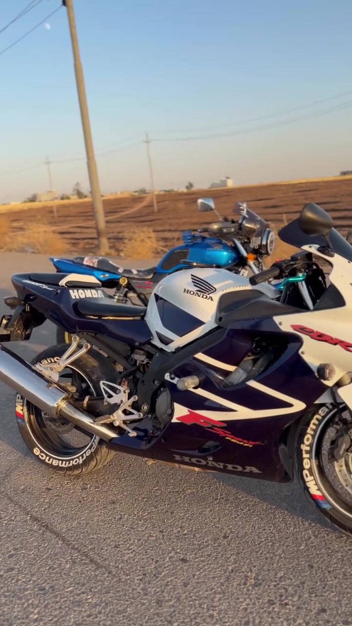 بۆ فرۆشتن 
Honda F4i 600 model2004
هۆندا ئێف فۆڕ ئای ٢٠٠٤ بۆ فرۆشتن  گێڕ و مەکینە و کارەبایات هەموو گیانی بەشەرت ماتۆڕەکە بالەیە و یەک دەس بووە و ٥٧،٠٠٠ هەزاری حقیقی ڕۆشتووە شوێن هەولێر 
سعر 28$ معامەلەیەکی برایانە 
بەس تکایە ئەگەر موشتەری نی نە سەری خۆت نە هی منیش مەێشێنە
ژ.م***********
ئەدمین❤️
